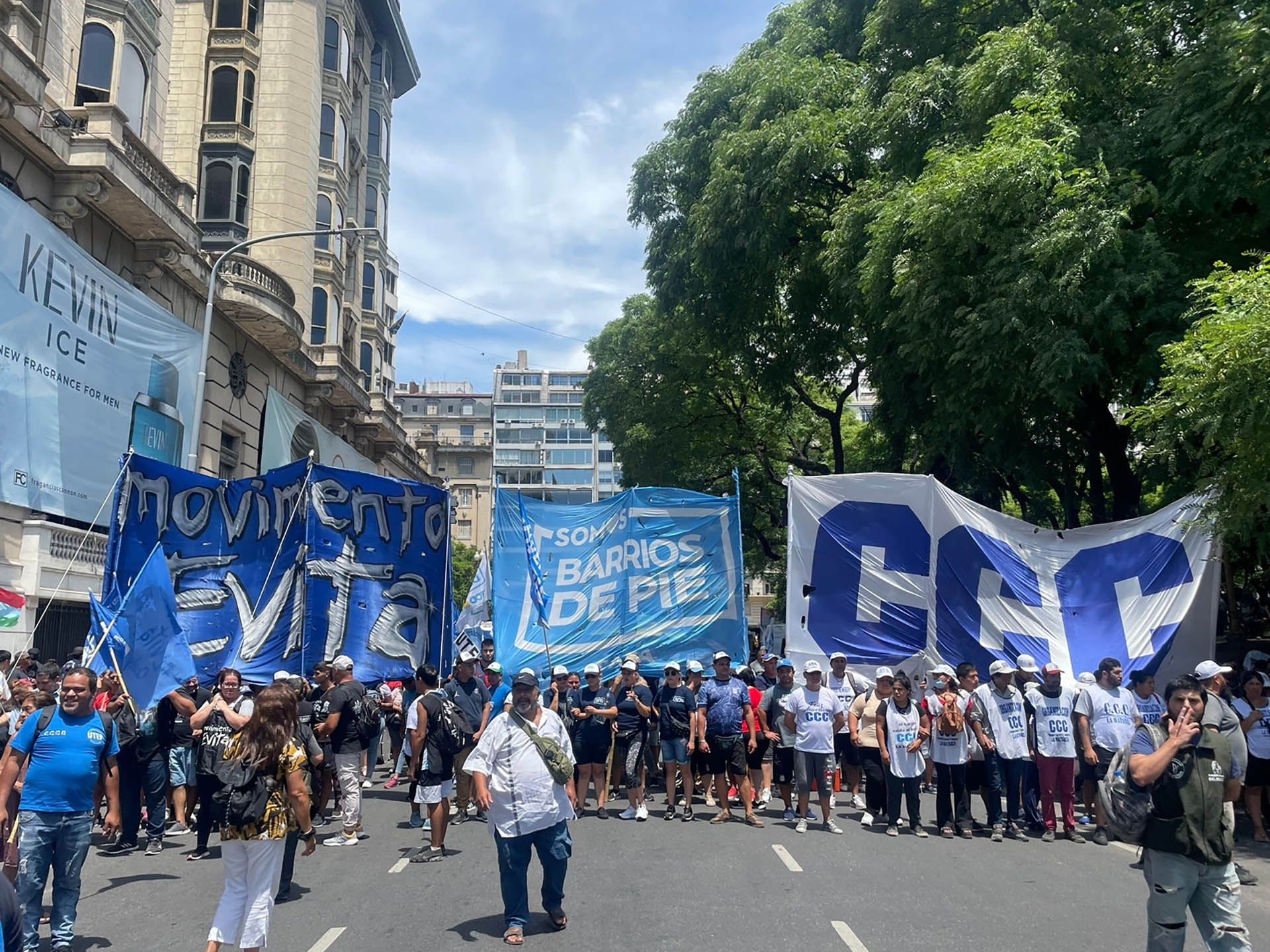 El nombre del partido político La Patria de los Comunes "expresa las ideas e intereses de los y las humildes de la Argentina que sueñan con construir, desde abajo hacia arriba y desde la periferia al centro, un país con tierra, techo y trabajo para todos”, se sostienen desde el Movimiento Evita