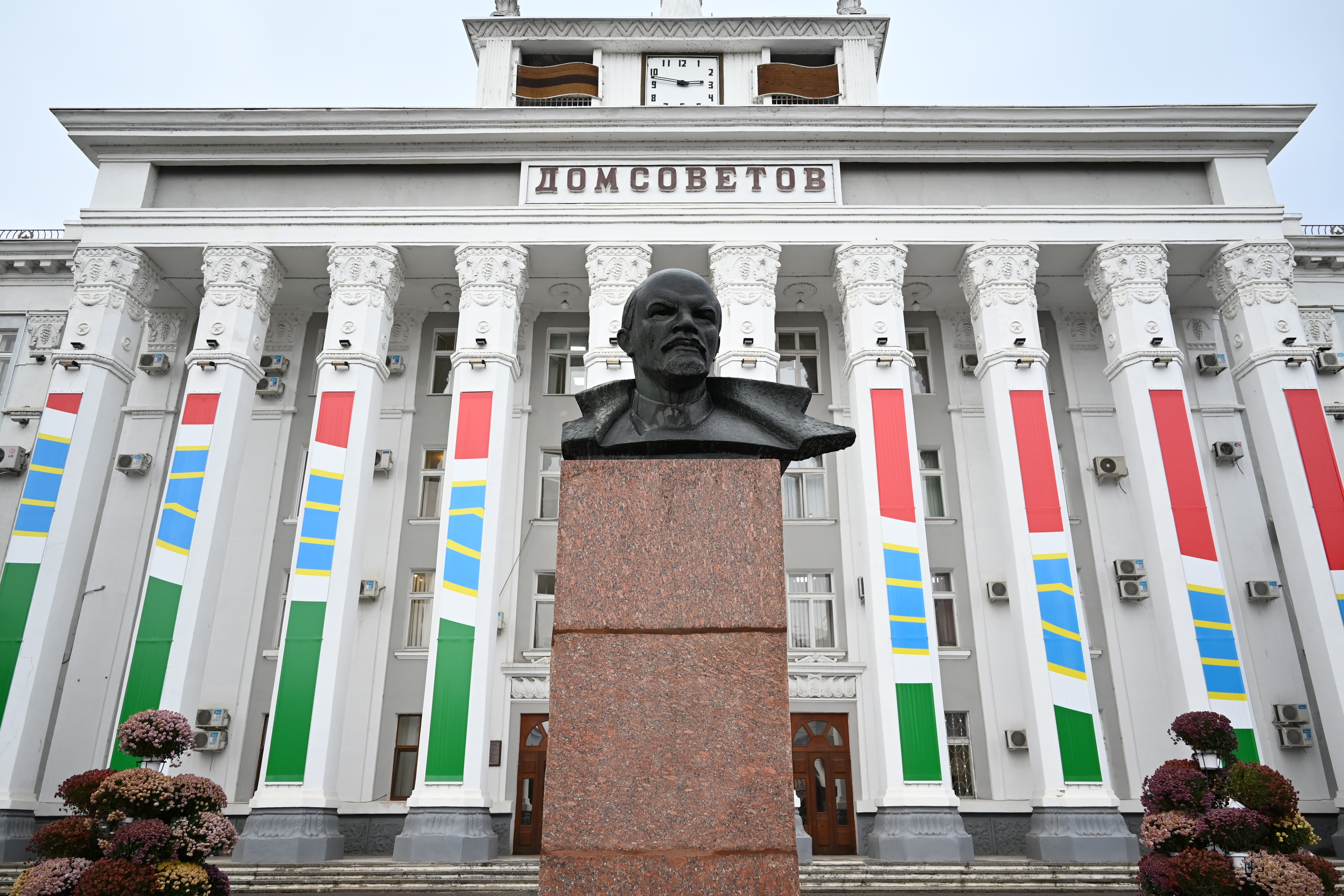 Vista del busto de Lenin en frente de la Casa de los Sóviet en Tiráspol, capital de la autoproclamada República de Transnistria, Moldavia (EFE/ Ignacio Ortega)