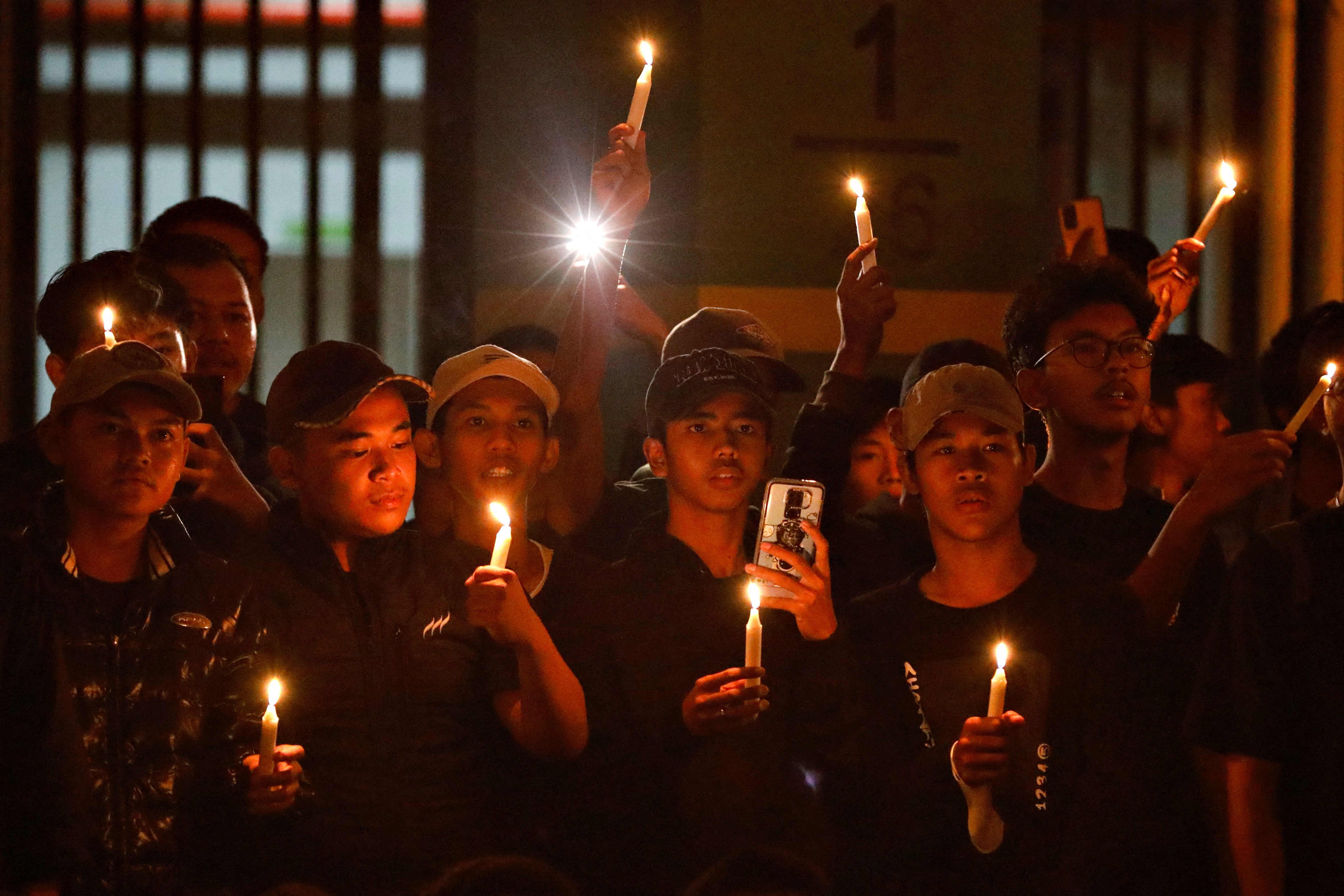 Tragedia en el estadio indonesio: al menos 32 menores entre las 125 víctimas mortales