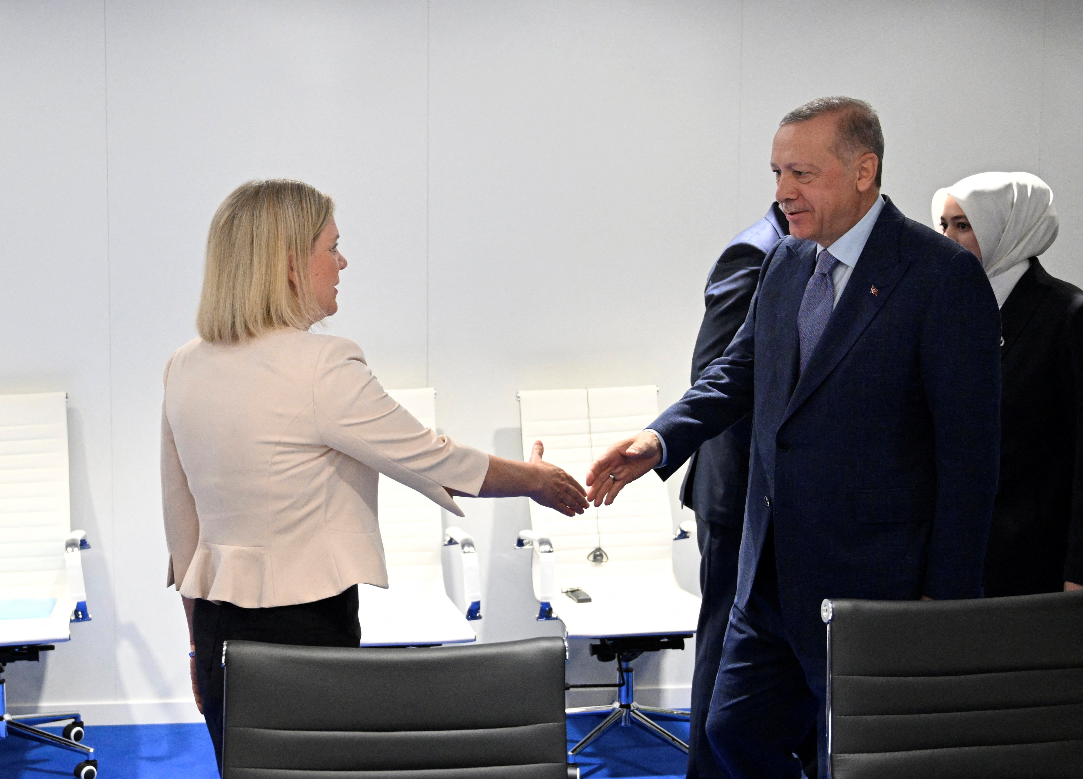 La primera ministro sueca, Magdalena Andersson, saluda al presidente turco, Recep Tayyip Erdogan, en una primera reunión bilateral para discutir el ingreso de Suecia y Finlandia a la alianza militar occidental. Henrik Montgomery/TT News Agency/via REUTERS.