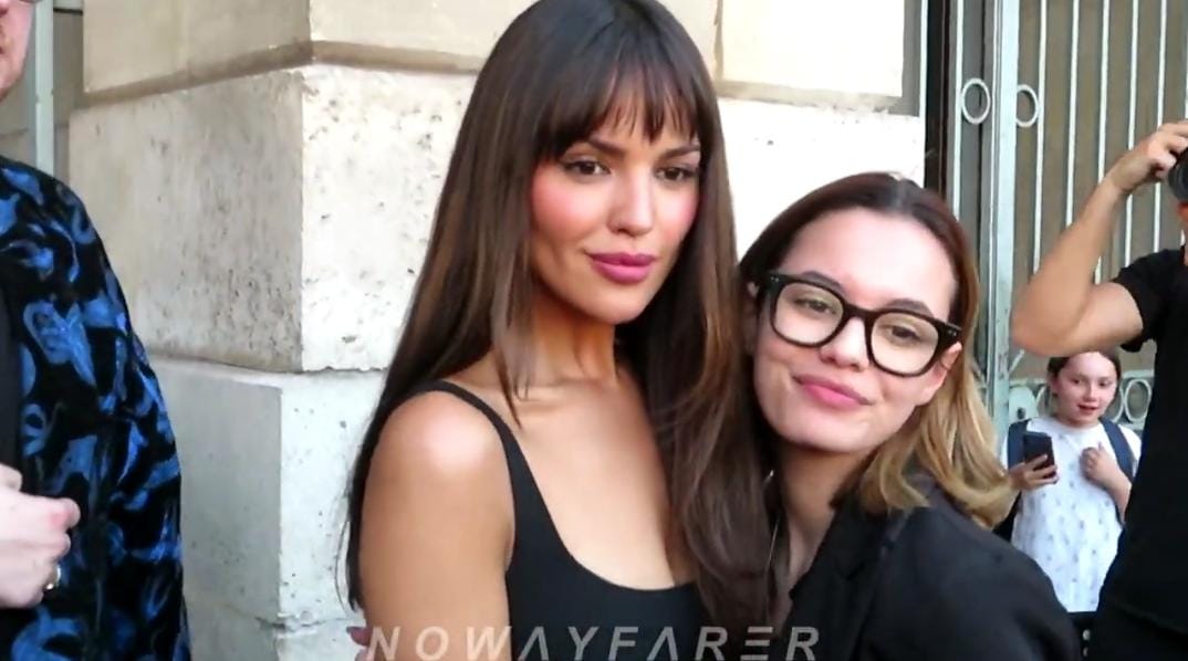 Eiza González fue captada tomándose fotos con fans en París, saliendo de un importante evento de alta cosutura (Captura: YouTube NOWAYFARER)