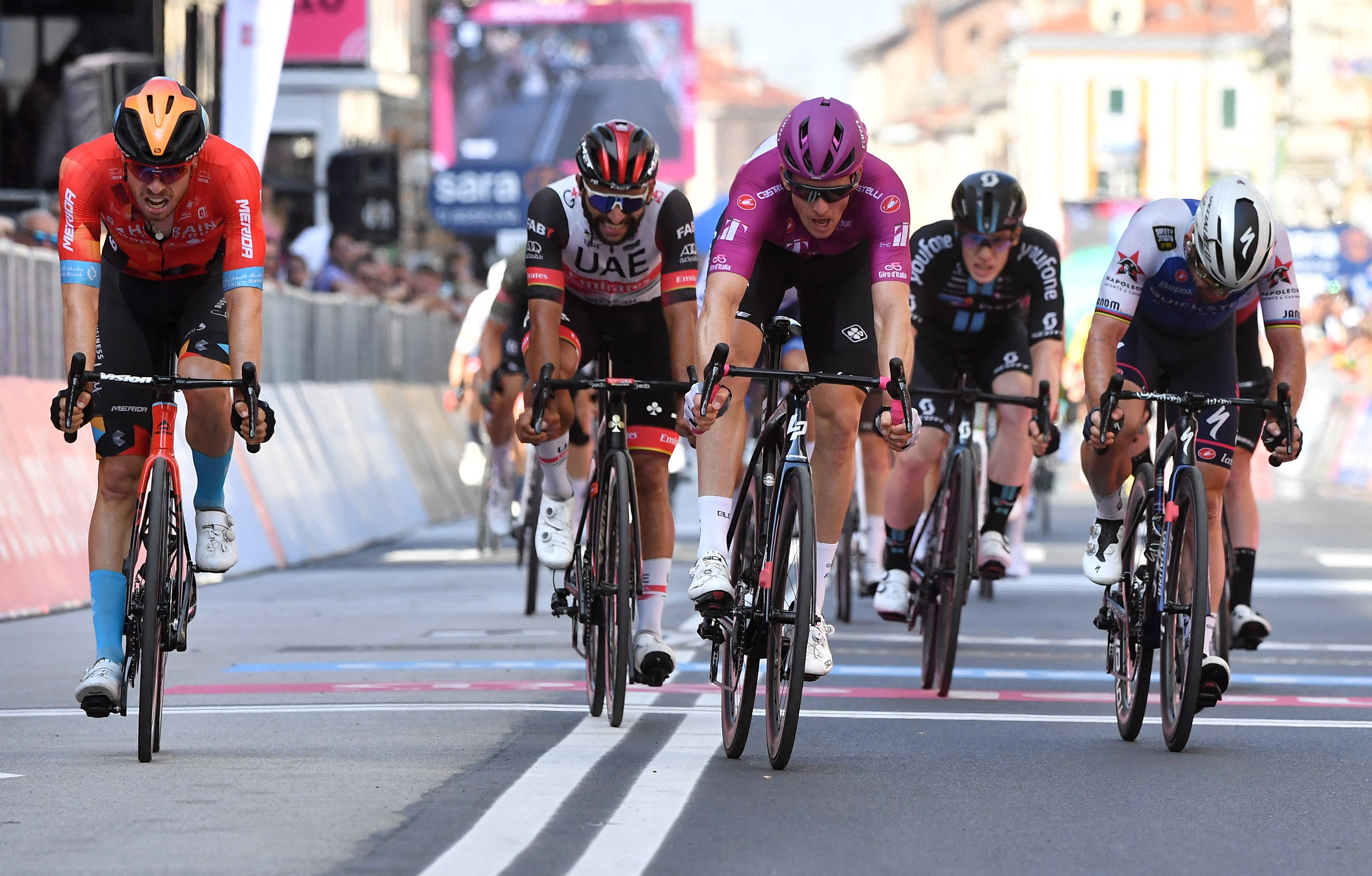 Giro de Italia: Fernando Gaviria terminó cuarto, Arnaud Demare ganó en el sprint la decimotercera etapa