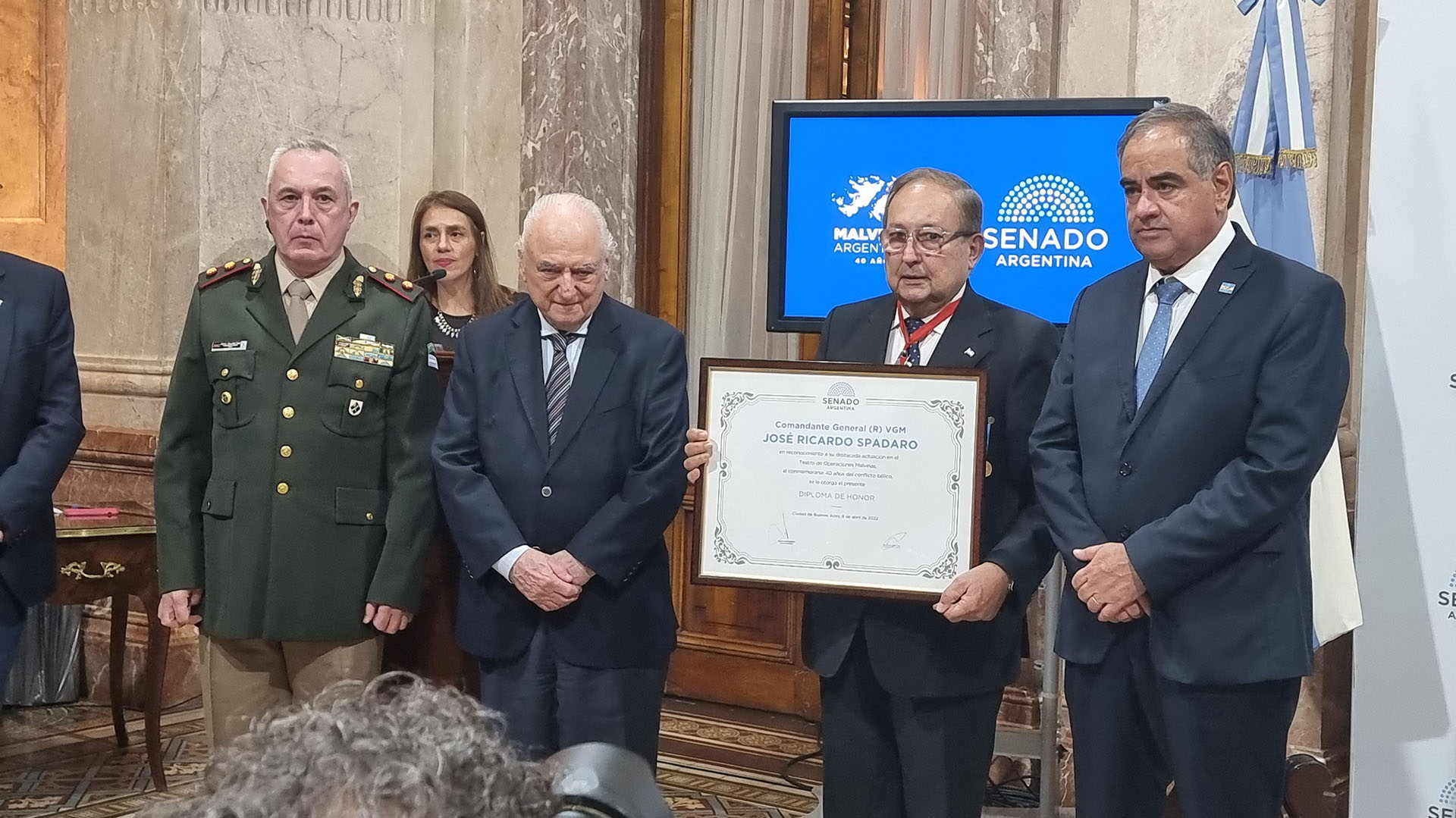 El comandante general de la Gendarmería Nacional, José Ricardo Spadaro, ex jefe del escuadrón “Alacrán” en Malvinas, con el diploma de reconocimiento a sus servicios en la guerra otorgado por el Senado de la Nación