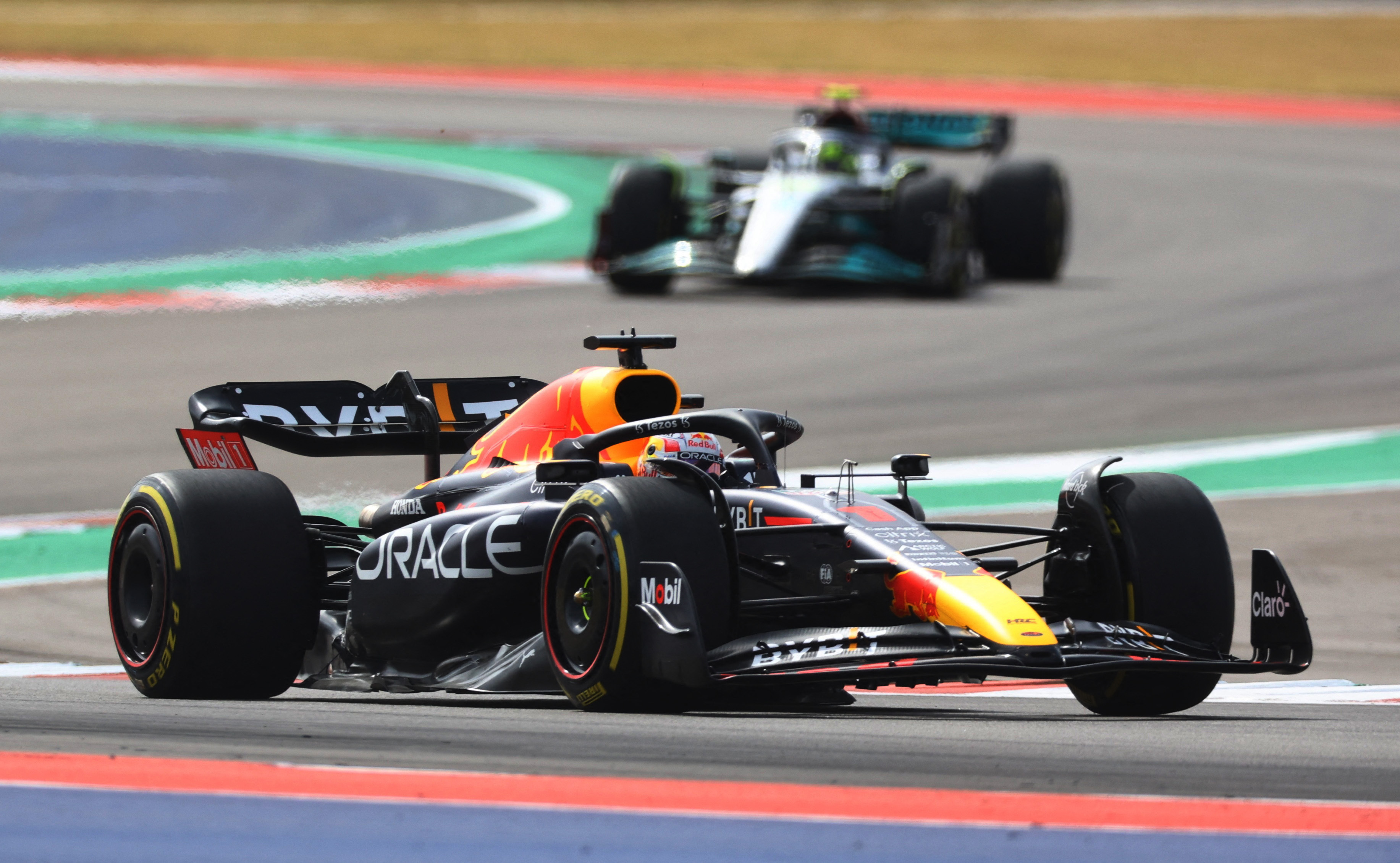 Max Verstappen lideró gran parte de la carrera en Austin. Detrás asoma Lewis Hamilton (REUTERS/Mike Segar)