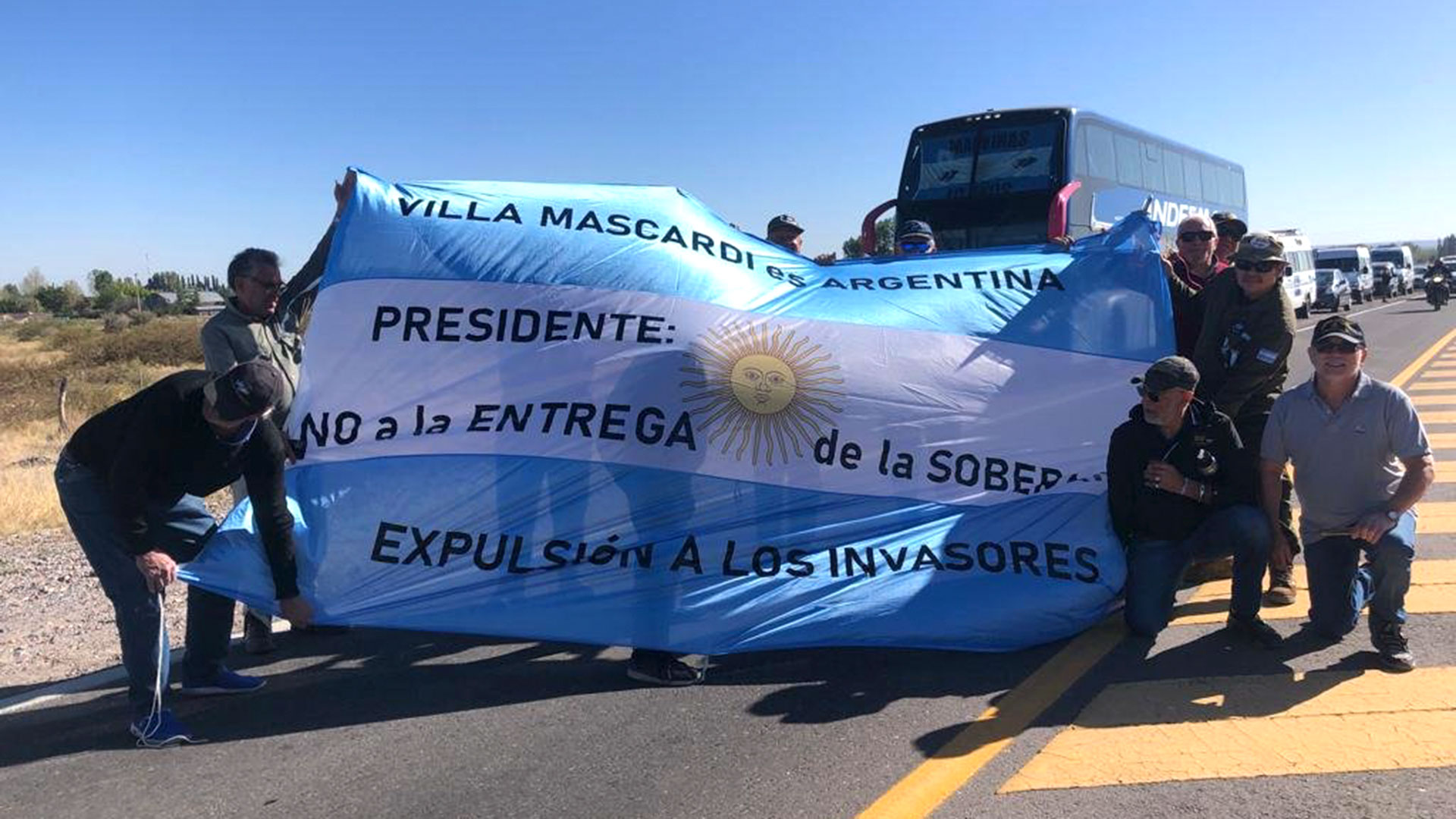 Desde Villa Maxcardi llegaron también a Mendoza para sumarse a la protesta (@jp_navio)