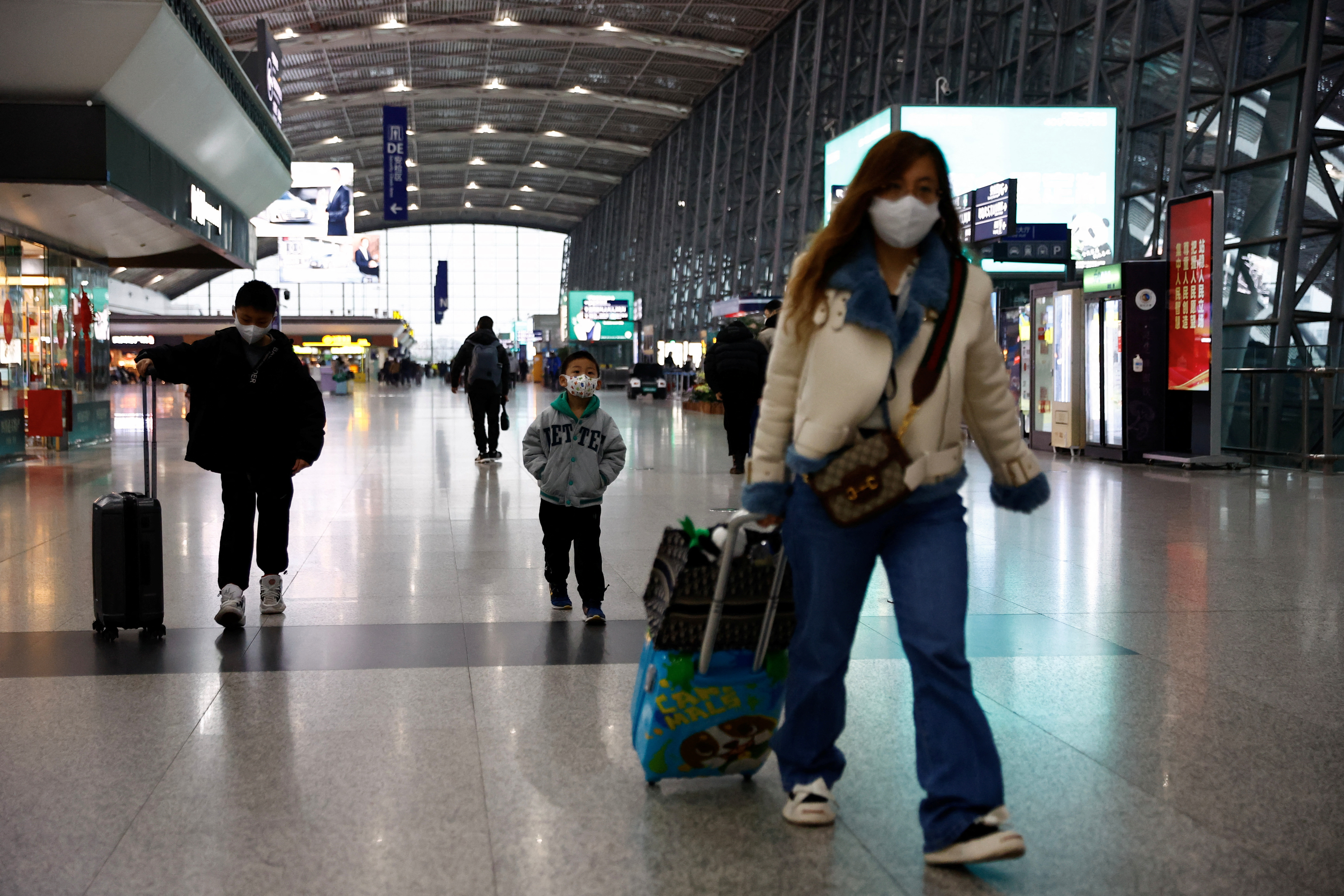 Viajeros caminan con su equipaje en el aeropuerto internacional de Chengdu Shuangliu en medio de una ola de infecciones por la enfermedad del coronavirus (COVID-19), en Chengdu, provincia de Sichuan, China, el 30 de diciembre de 2022. REUTERS/Tingshu Wang