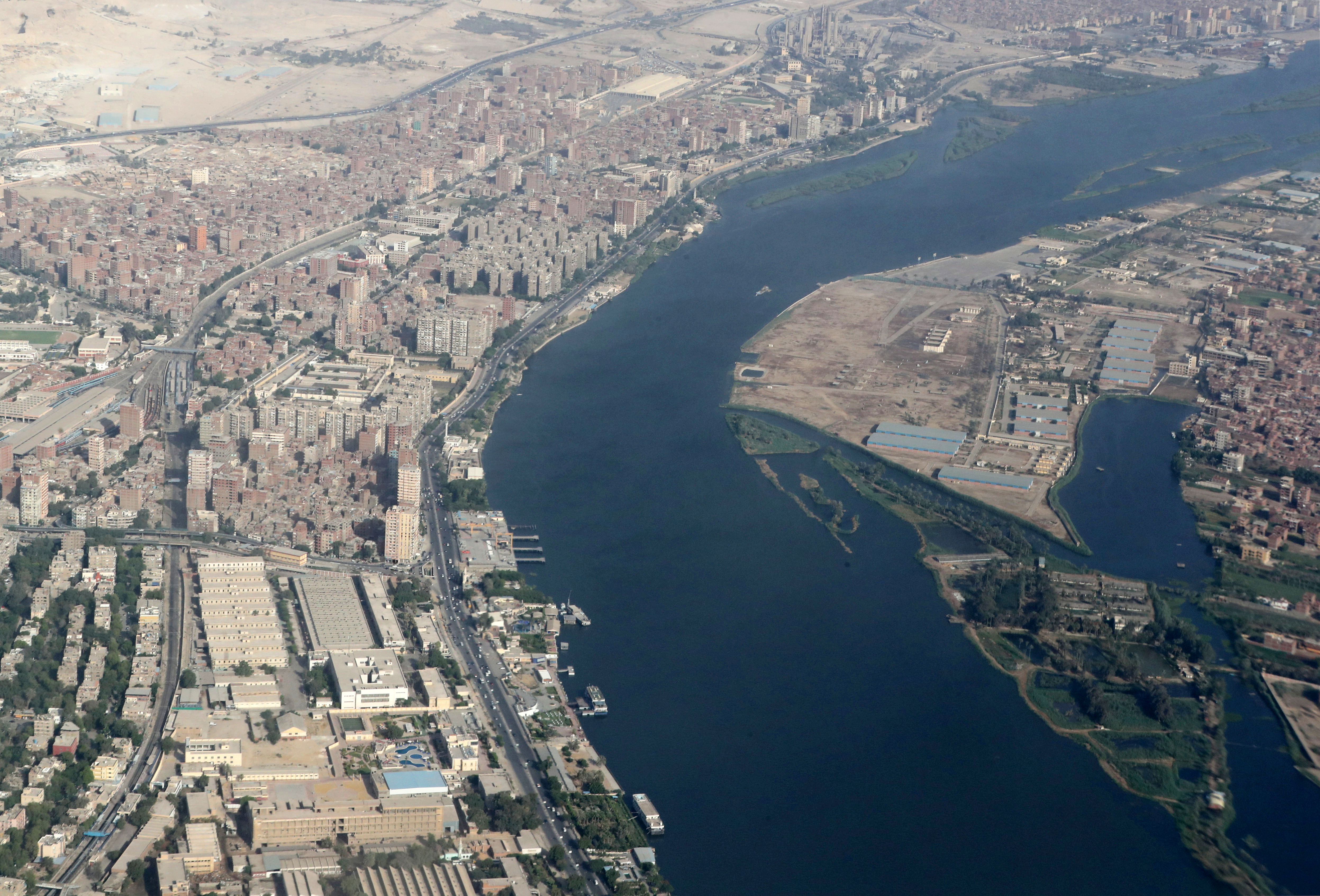 Una vista de los edificios alrededor del río Nilo, desde la ventana de un avión, sobre El Cairo, Egipto, el 20 de junio de 2020 (REUTERS/Mohamed Abd El Ghany)