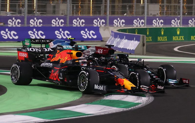 Max Verstappen de Red Bull disputa el liderato de la carrera ante el piloto de Mercedes Lewis Hamilton en el Gran Premio de Arabia Saudita de Fórmula Uno, en Jeddah Corniche Circuit, Jeddah, Arabia Saudita - Diciembre 5, 2021 REUTERS/Ahmed Yosri