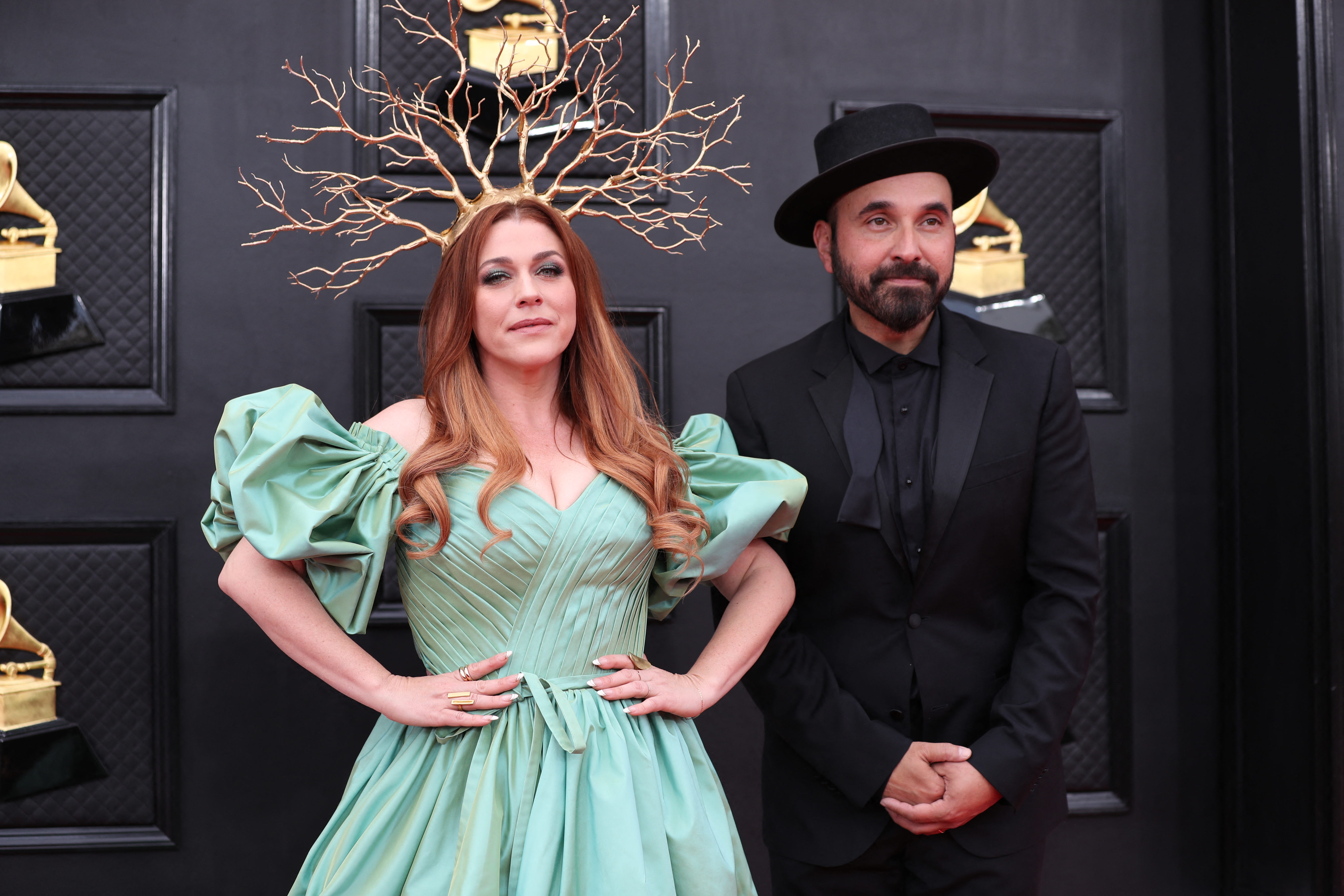 Alisha Gaddis and Lucky Diaz. Ella tiene un “escote corazón, con mangas abullonadas tipo manga jamón, pero más arrugada. Es una estética renacentista, el pelo suelto color rojizo de mujer renacimiento y esas coralinas doradas en la cabeza, como una vincha, es todo un estilo más clásico" (REUTERS/Maria Alejandra Cardona)