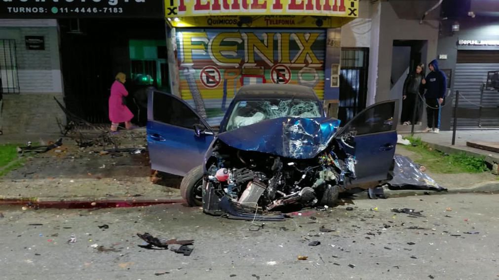 Tragedia en Quilmes: una mujer perdi&oacute; el control del auto, choc&oacute; brutalmente contra un comercio y muri&oacute;