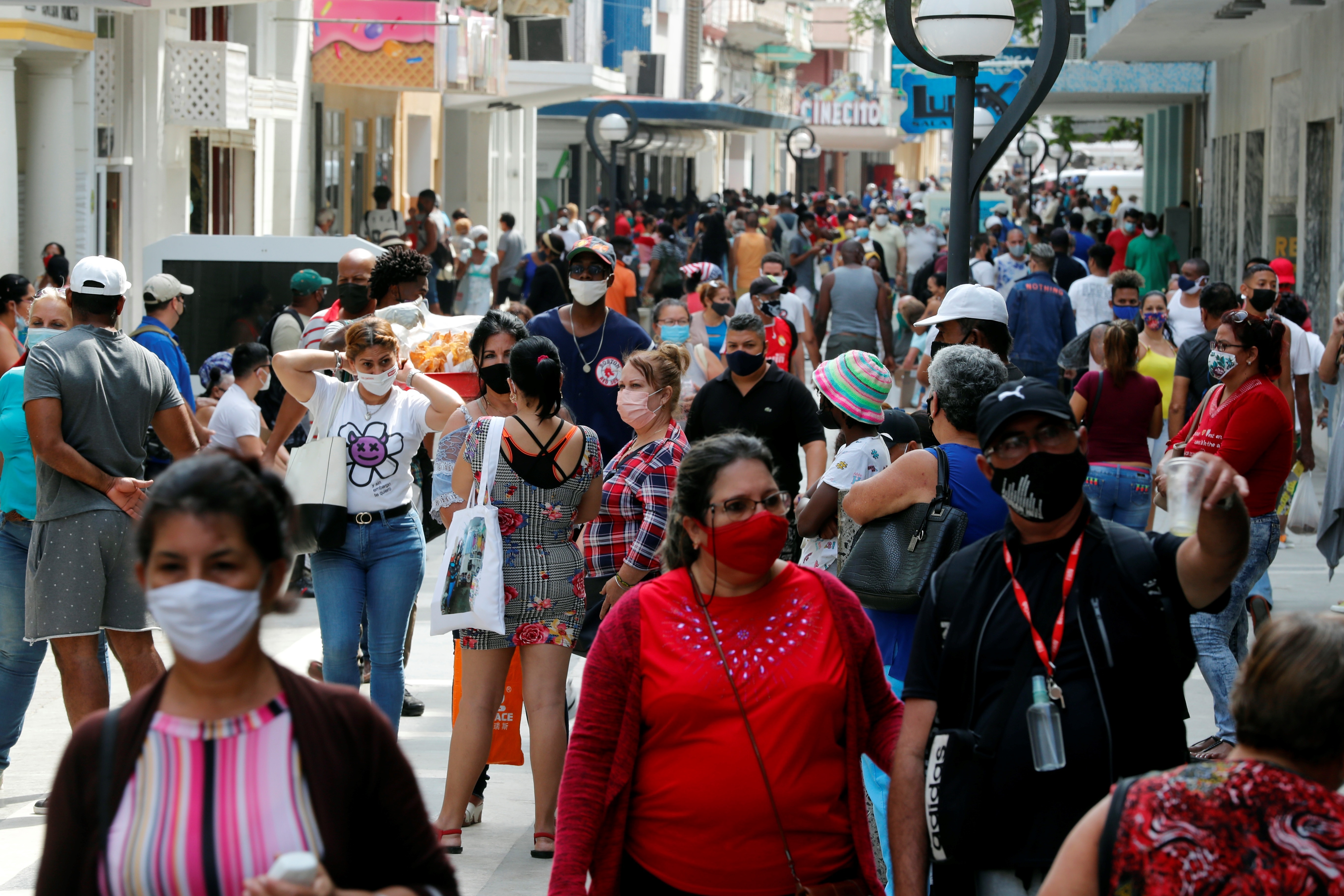 Varias personas con tapabocas caminan por una calle en La Habana (Foto: EFE)