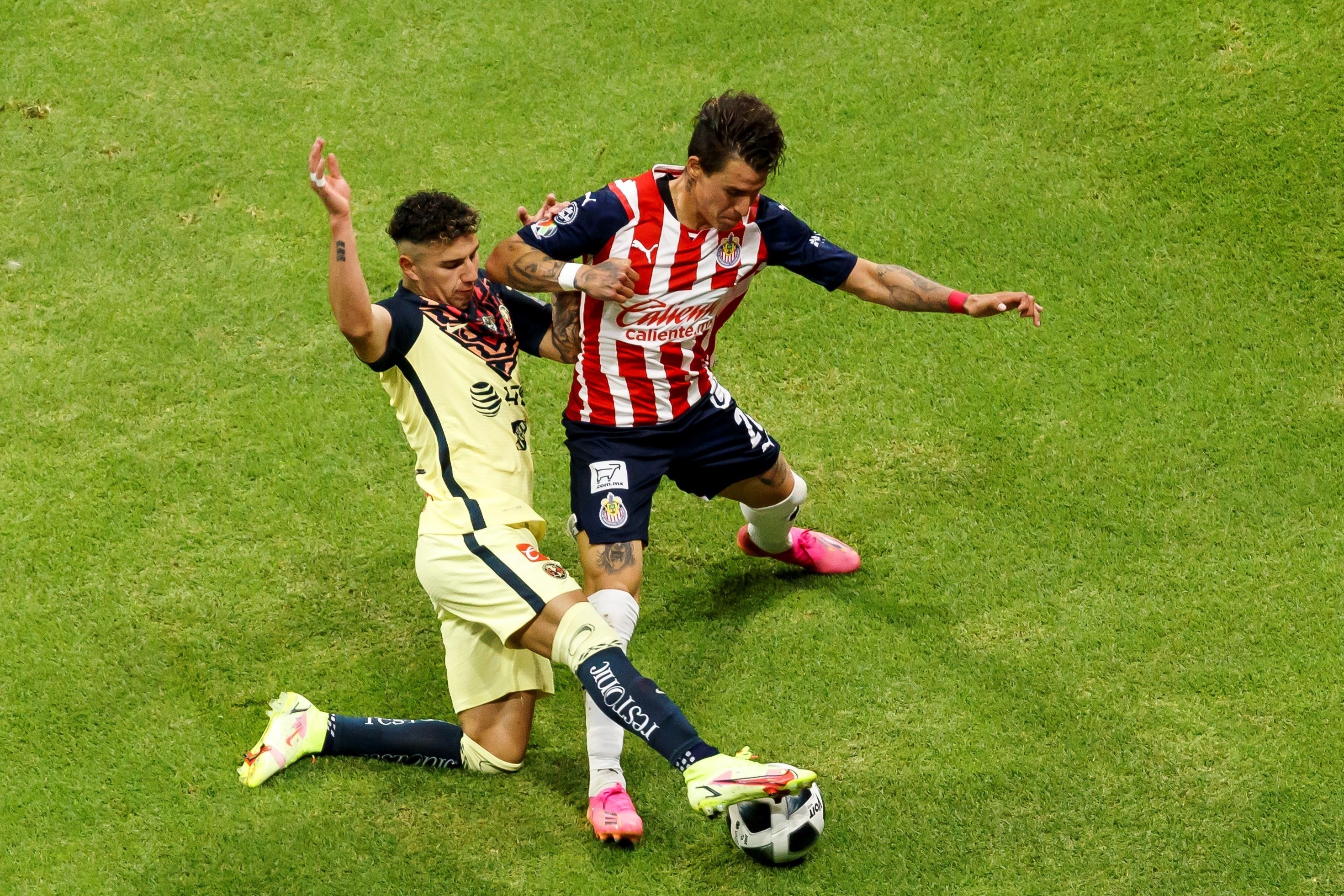 American player Jorge Sánchez (l) disputes the ball with Cristian Calderón (d) of Chivas today, during a match of the Mexican soccer opening tournament at the Azteca stadium in Mexico City (Mexico).  EFE/José Mendez
