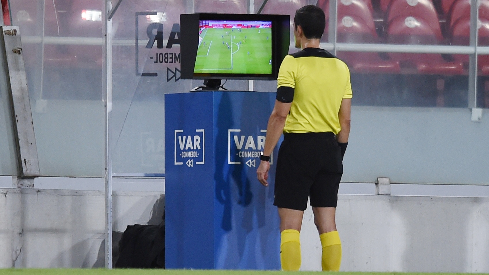 El árbitro Andrés Rojas revisa una jugada en la pantalla durante el duelo entre River y Nacional por la Copa Libertadores (Reuters/ Marcelo Endelli)