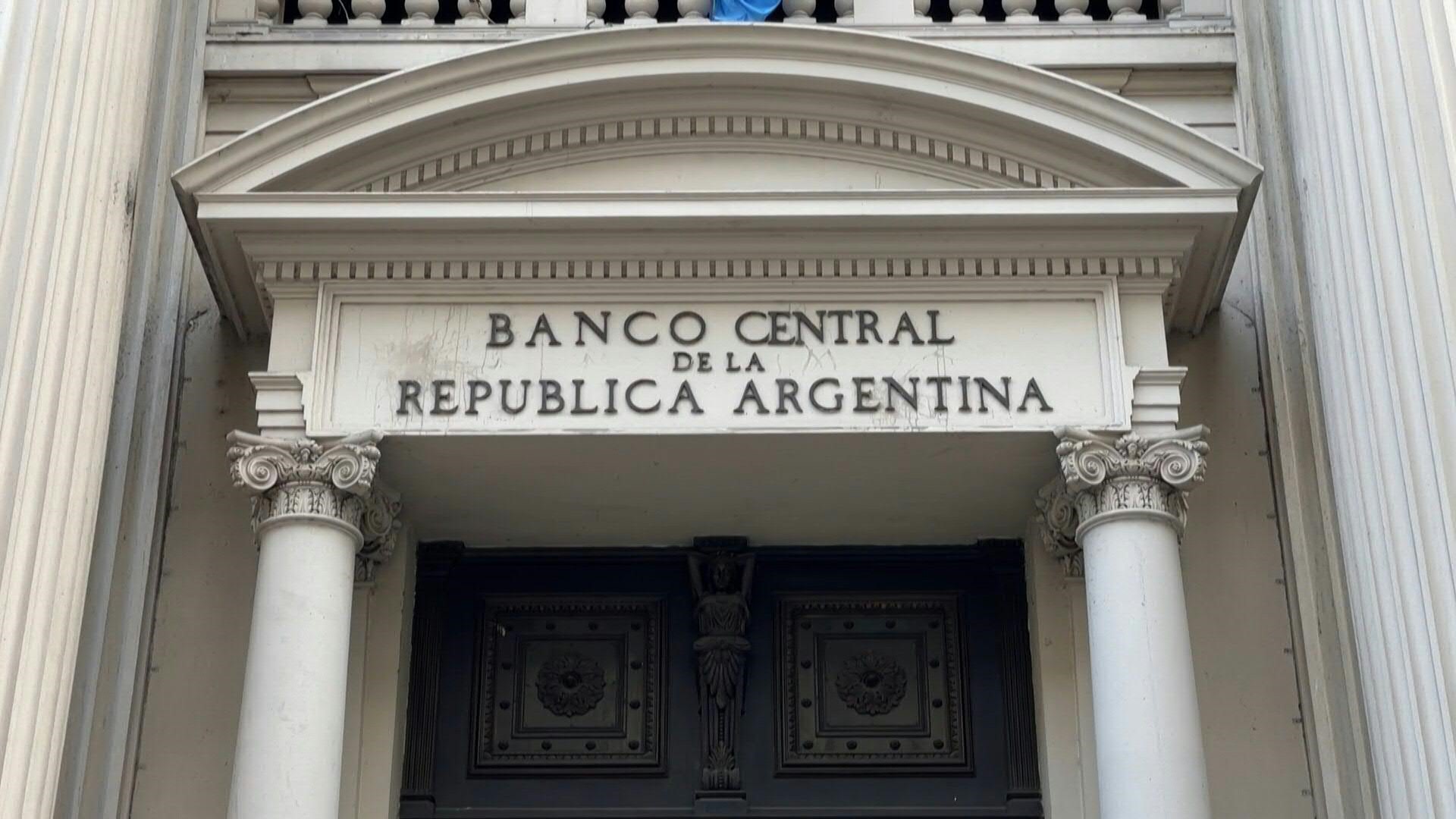 Argentina anunció el jueves que facilitará la liquidación de divisas a los turistas extranjeros para evitar que acudan al mercado negro, donde una corrida cambiaria ha elevado en los días recientes hasta 150% la diferencia con la cotización oficial de la moneda estadounidense.