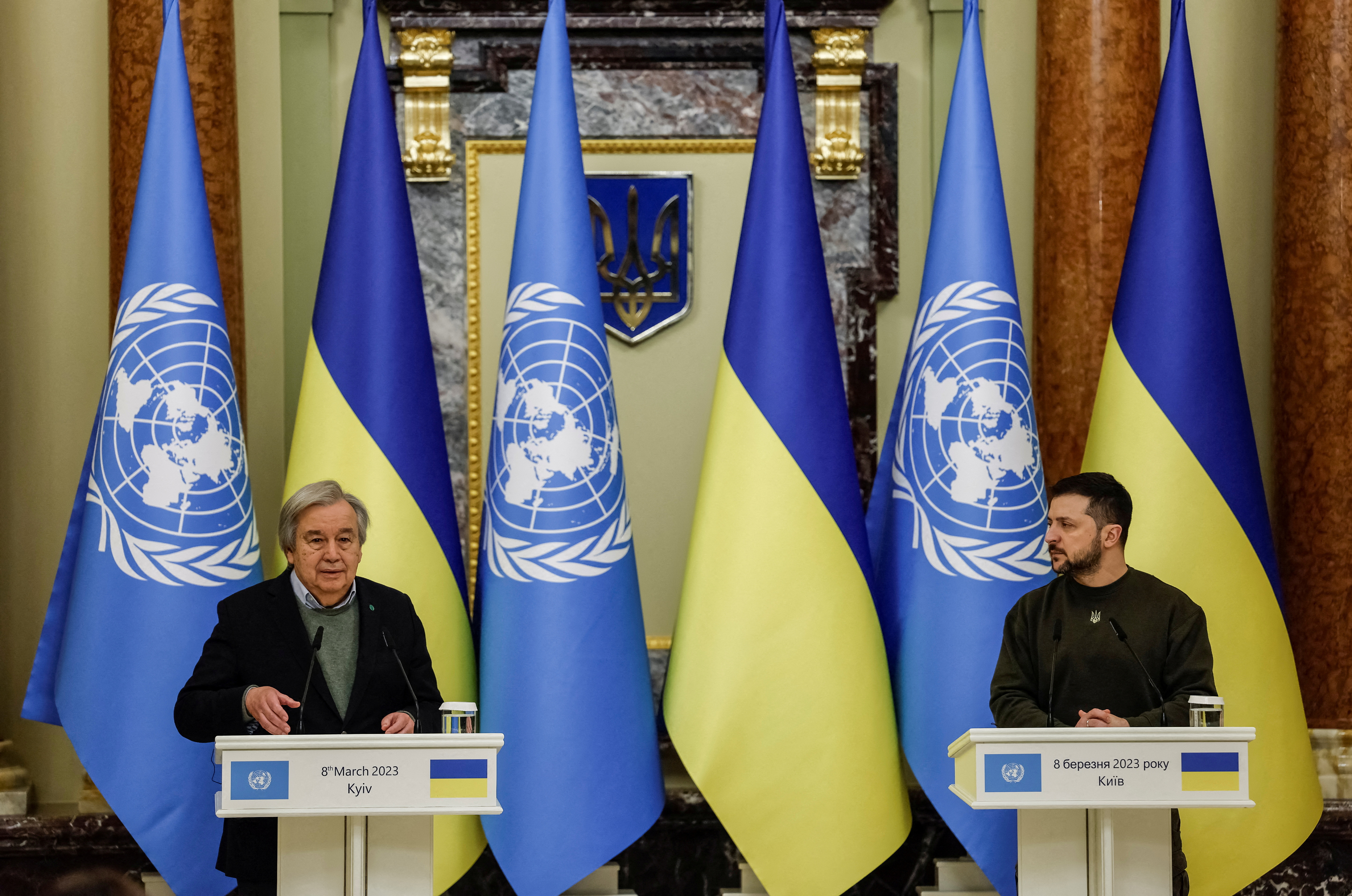 El presidente de Ucrania, Volodimir Zelensky, y el secretario general de la ONU, Antonio Guterres, asisten a una rueda de prensa conjunta, en medio del ataque de Rusia a Ucrania, en Kiev, Ucrania, el 8 de marzo de 2023.  REUTERS/Alina Yarysh