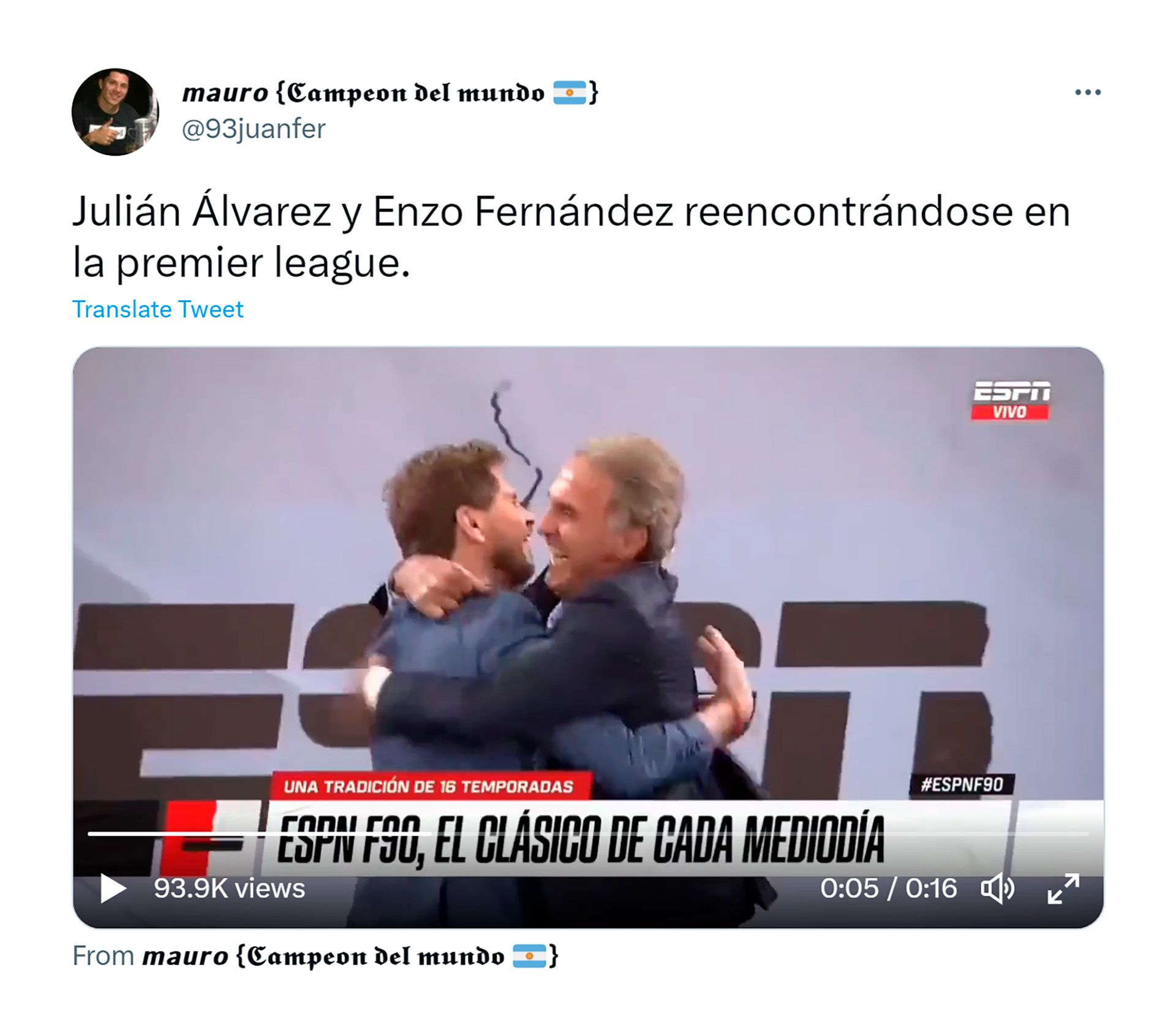 El abrazo de Ruggeri y el Pollo Vignolo para graficar el reencuentro entre Enzo Fernández y Julián Álvarez