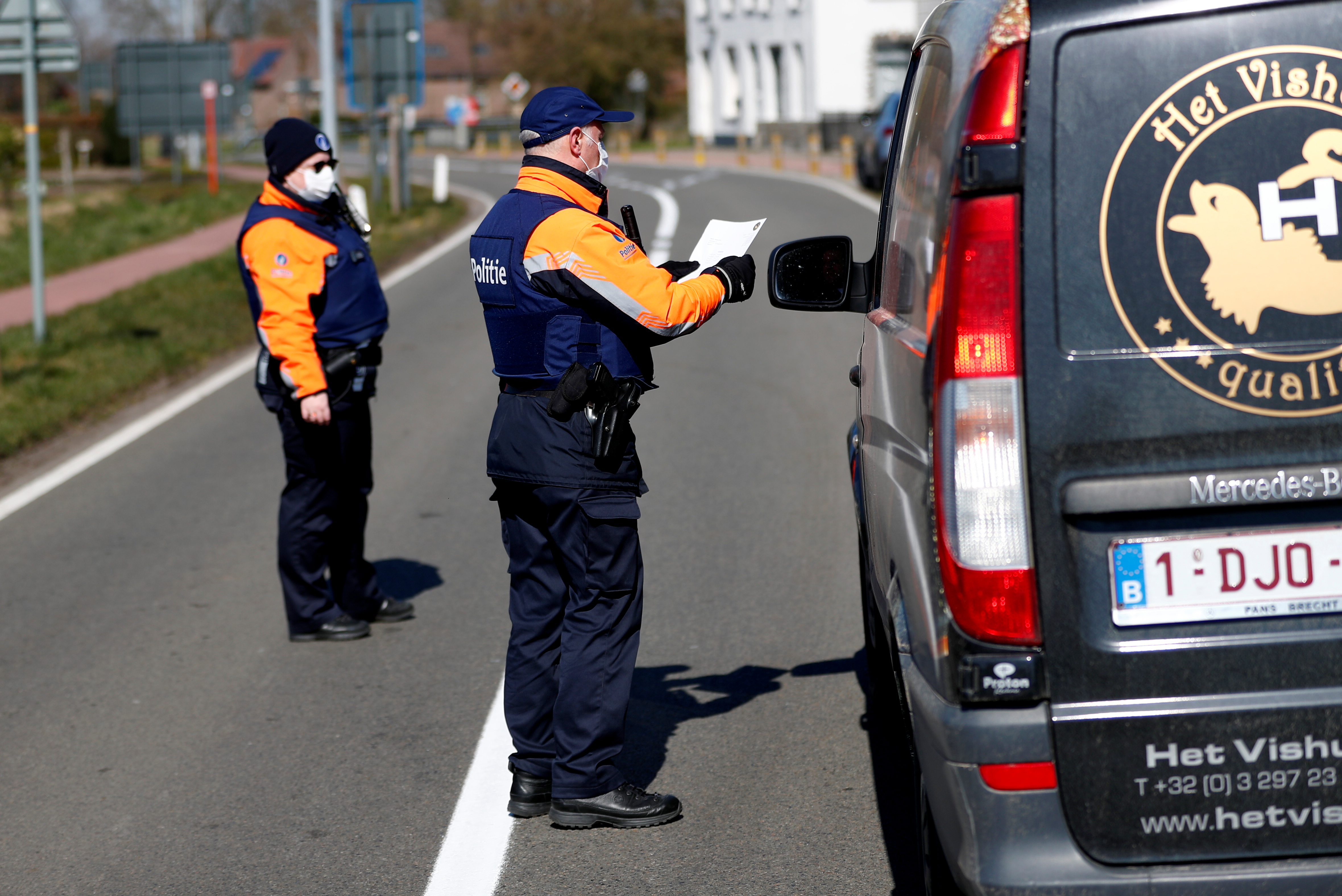 Control policial en Meersel-Dreef, Bélgica (Reuters/archivo)