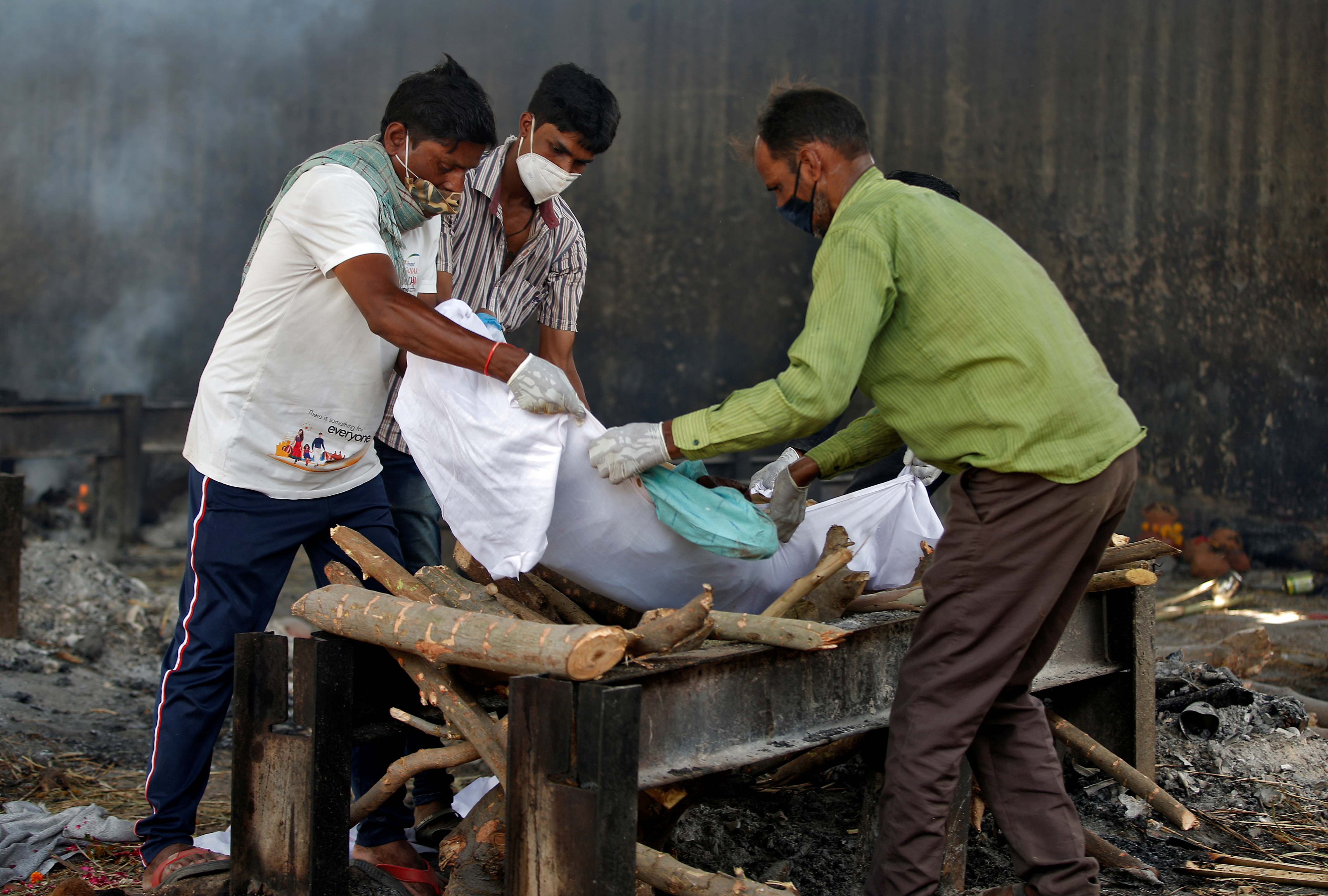 Familiares llevan el cuerpo de un hombre, que murió a causa de la enfermedad del coronavirus (COVID-19), en un crematorio en Ahmedabad, India, el 22 de abril de 2021 (Reuters)