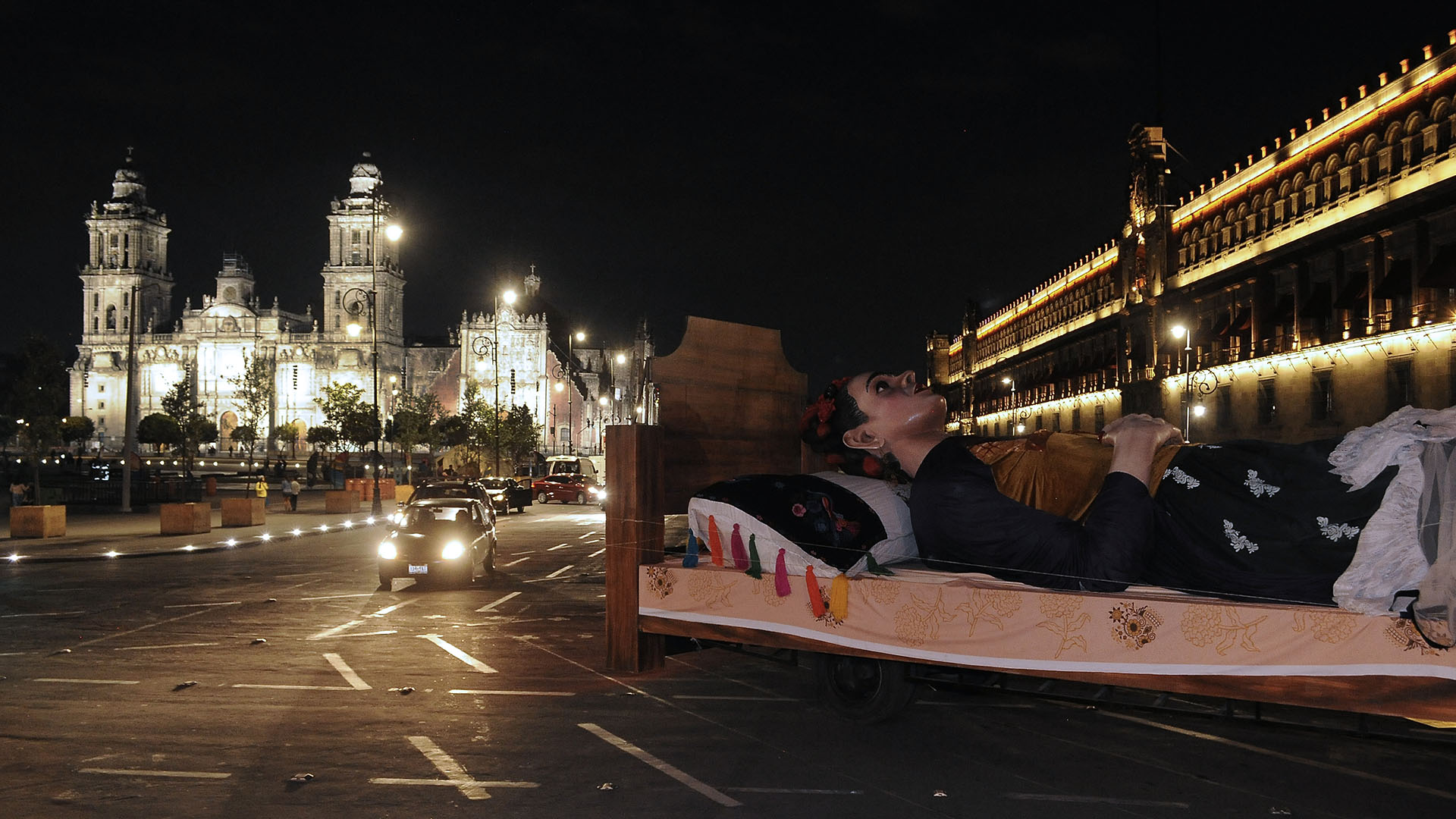 En México, Frida Kahlo es homenajeada en una cama a gran escala en exhibiciones. Ella misma instaló una en medio de la sala de su primera muestra individual para poder asistir. Estaba muy mal. (Photo by Pedro Gonzalez Castillo/Getty Images)