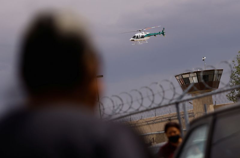 Un helicóptero vuela sobre la prisión estatal Cereso número 3, tras una pelea entre presos de bandas rivales en Ciudad Juárez, México. 11 de agosto de 2022 (REUTERS/Jose Luis Gonzalez)