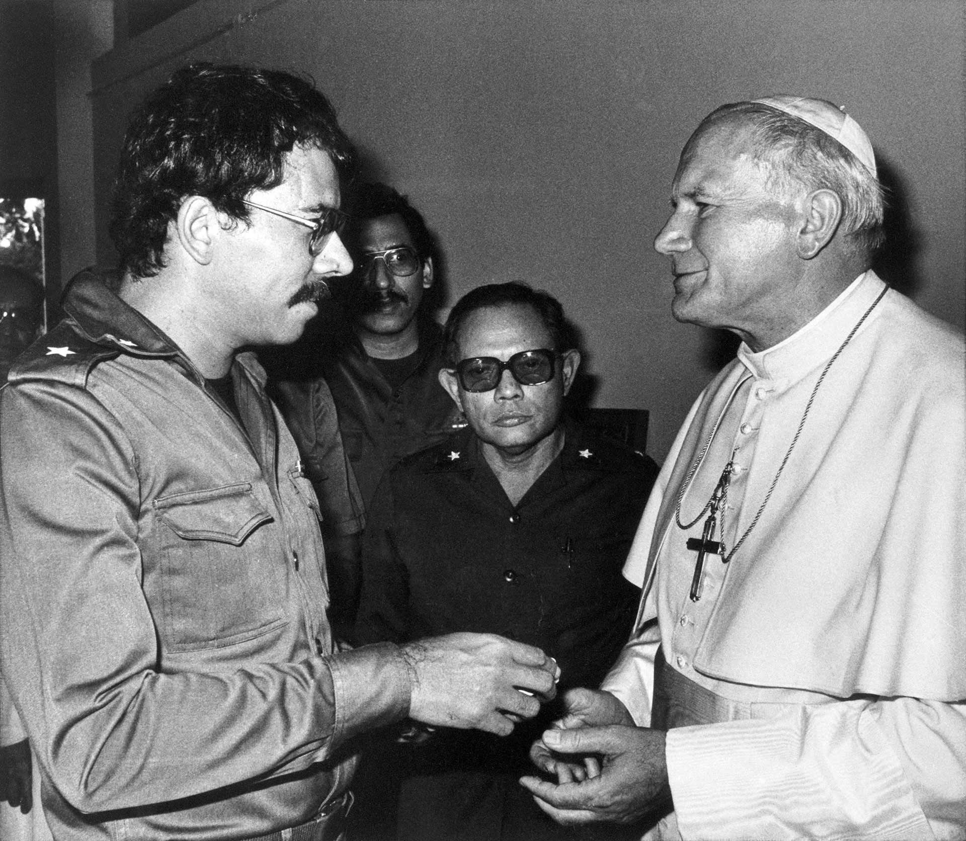 El papa y Ortega minutos antes del fin de la visita de Juan Pablo II a Nicaragua 