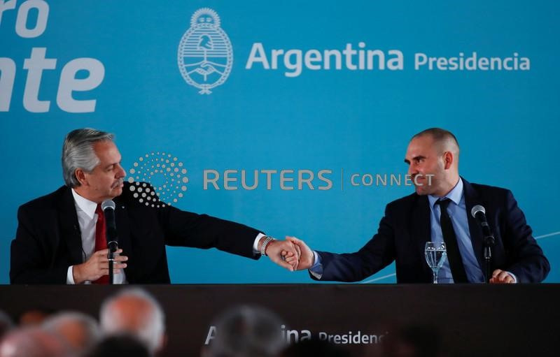Foto de archivo: el presidente argentino Alberto Fernández saluda al ministro de Economía, Martín Guzmán durante un acto en Casa de Gobierno en Buenos Aires. 6 jun, 2022. REUTERS/Agustin Marcarian