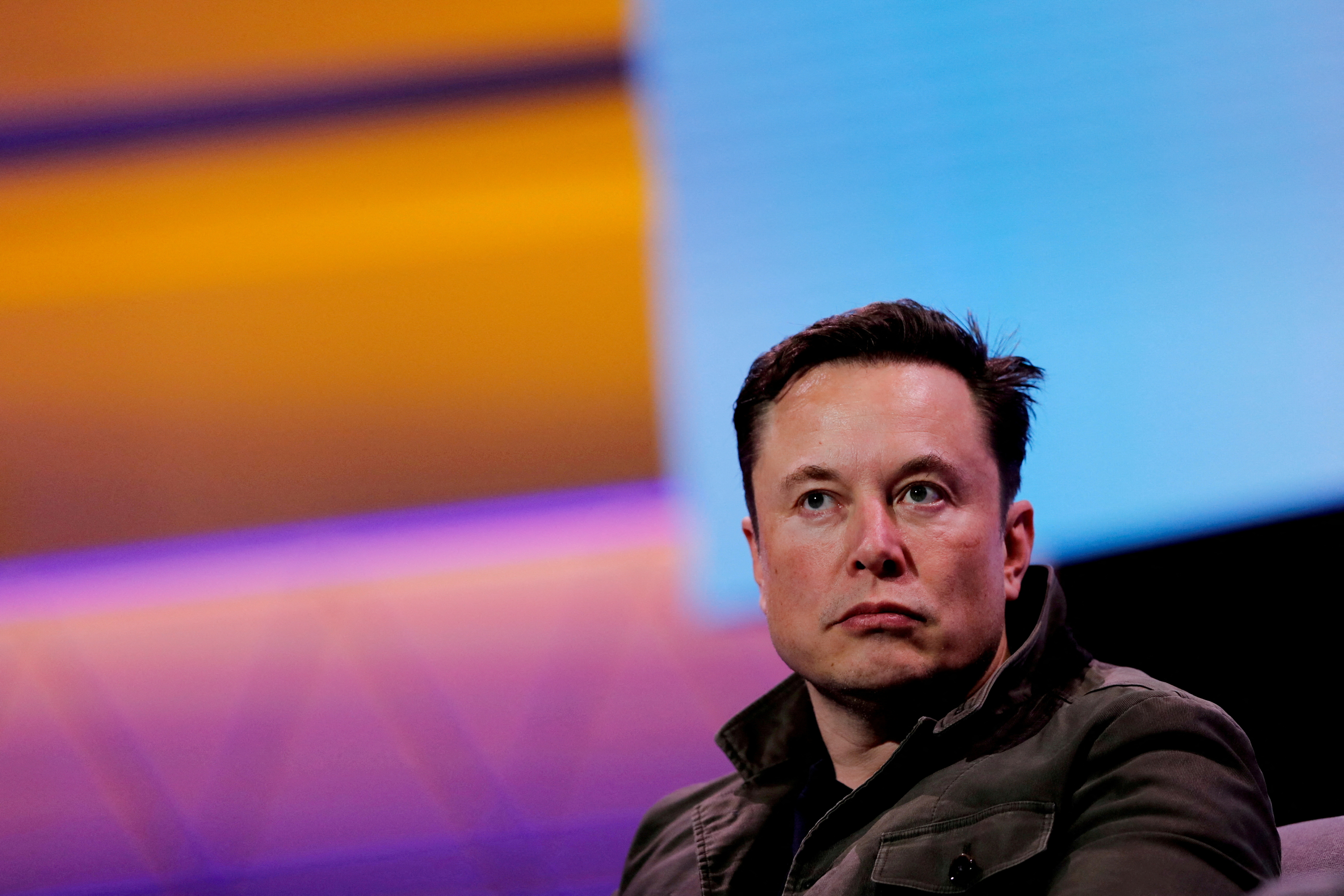 FOTO FILE: Pemilik SpaceX dan CEO Tesla Elon Musk berbicara selama percakapan dengan desainer game legendaris Todd Howard (tidak digambarkan) di konvensi game E3 di Los Angeles, California, AS, 13 Juni 2019. REUTERS/Mike Blake/File Foto