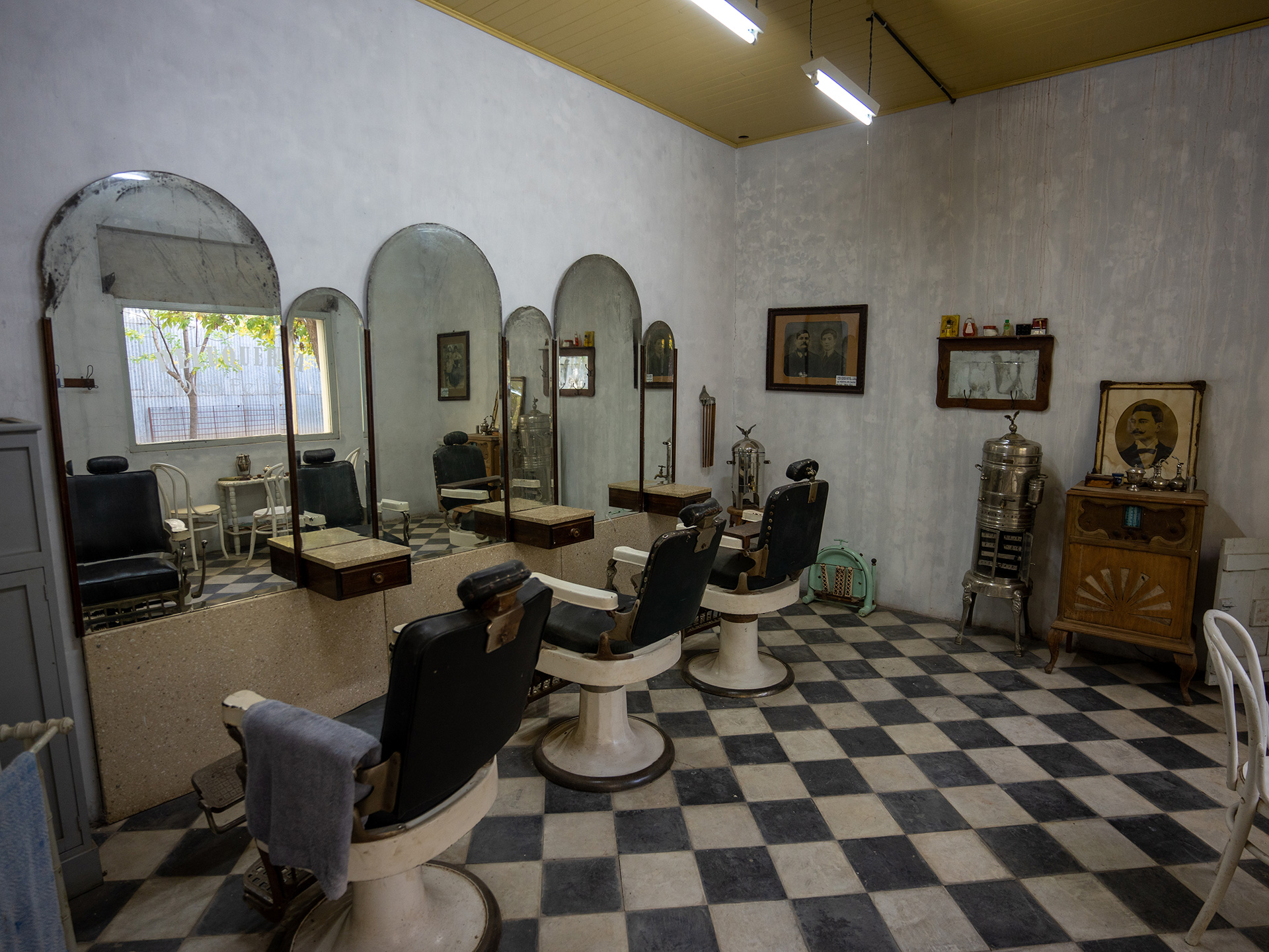 Marzol recreó una peluquería de principios de siglos con los sillones y todos los elementos