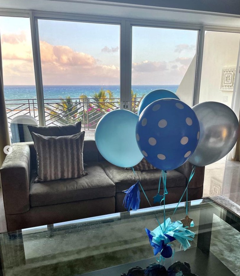 La imagen de una habitación de hotel decorada con globos azules causó sospechas de un posible embarazo (Foto: Instagram)