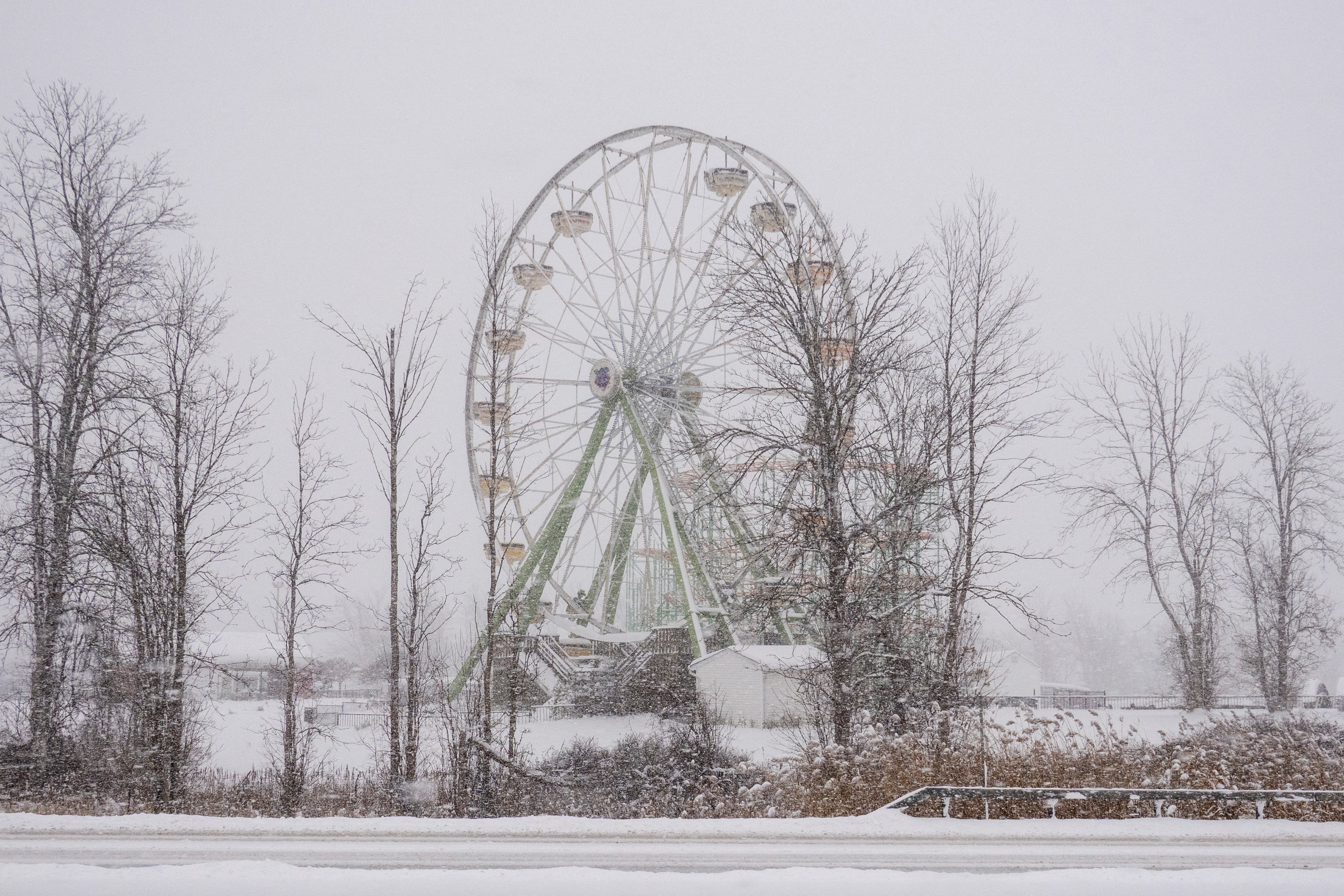 La neve cade sulla ruota panoramica del parco divertimenti Niagara e Splash World a Grand Island, New York
