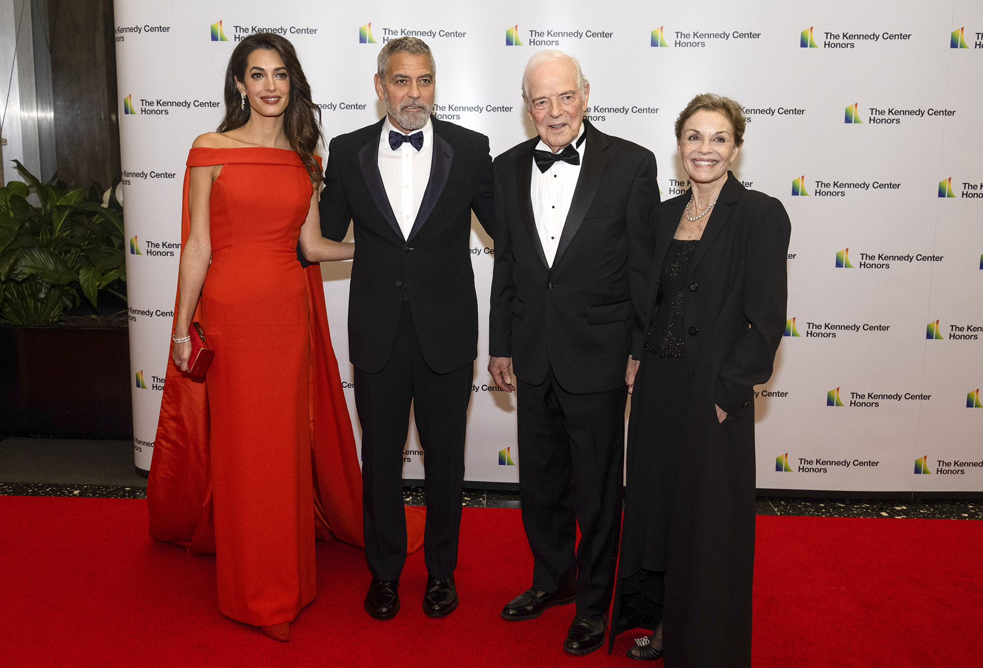 De derecha a izquirda, Amal Clooney, George Clooney, Nick Clooney y Nina Clooney llegando a la cena de artistas en honor a los ganadores de la 45ª edición anual del Kennedy Center en Washington, D.C.. En 2022 los honores fueron para Cloony, Amy Grant, Gladys Knigh, Tania León y la banda de rock U2