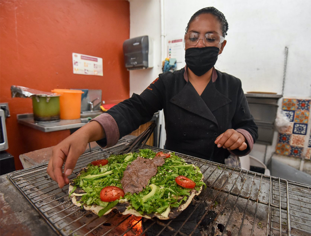 Flor Ortiz y su familia originarios de Oaxaca, desde hace 6 años iniciaron con La Tlayuda Casa Oaxaqueña “un rinconcito oaxaqueño en Toluca” como ellos lo llaman (Foto: Crisanta Espinosa/Cuartoscuro)