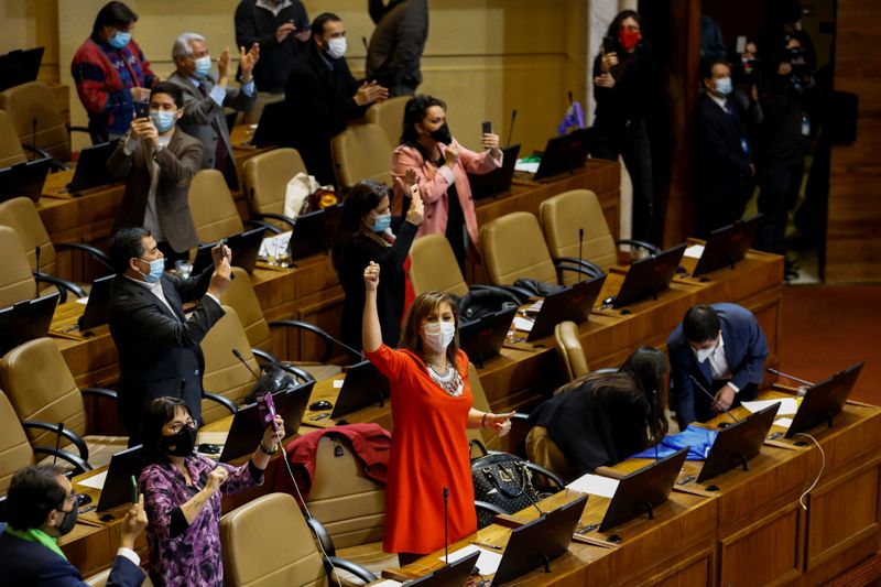 El Congreso Nacional de Chile tradicionalmente se acoge a un receso legislativo cada mes de febrero.  Esta vez, debido a las contingencias, se presentó la idea de interrumpir tal receso, lo que fue descartado por los congresistas