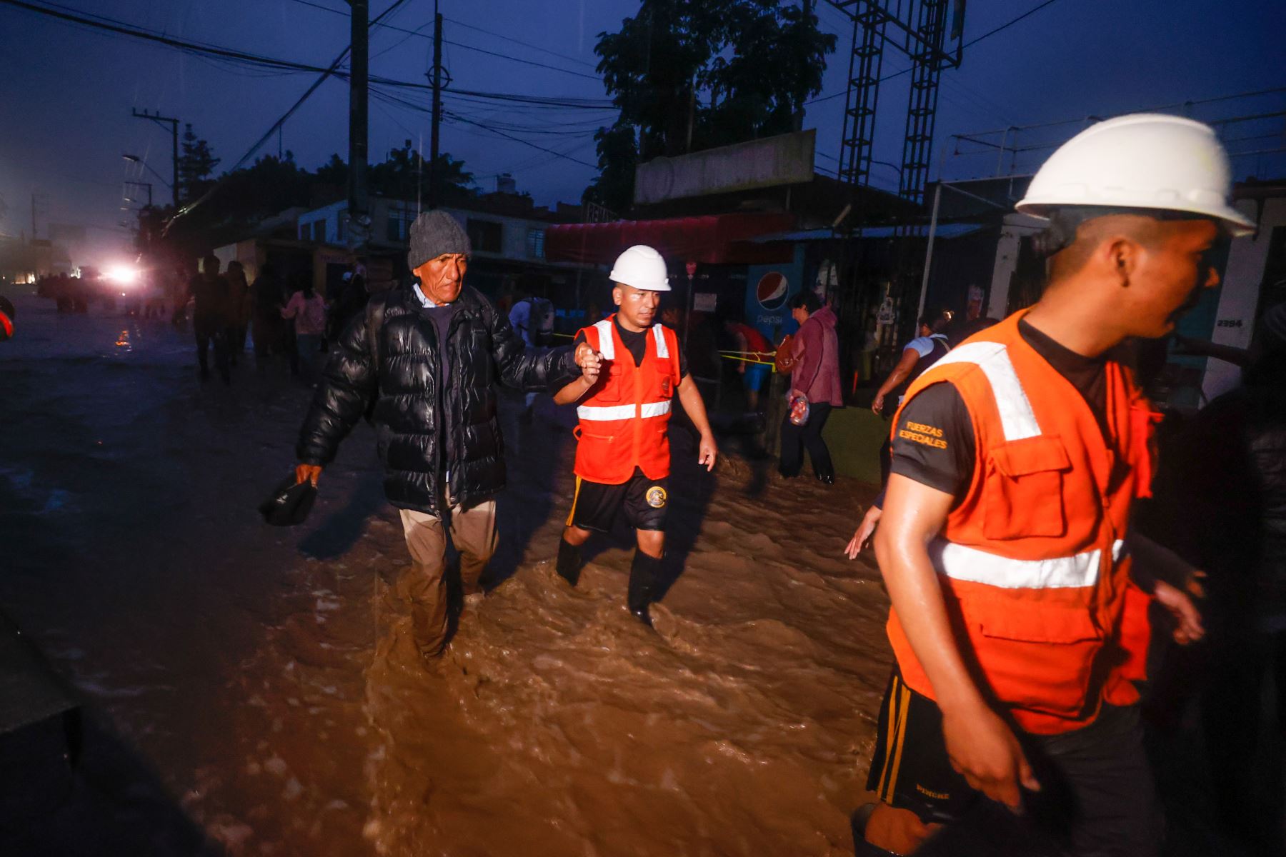En Chaclacayo, las intensas lluvias de este martes 14 de marzo ocasionó que decenas de viviendas quedaran inundadas y destruidas por el huaico.