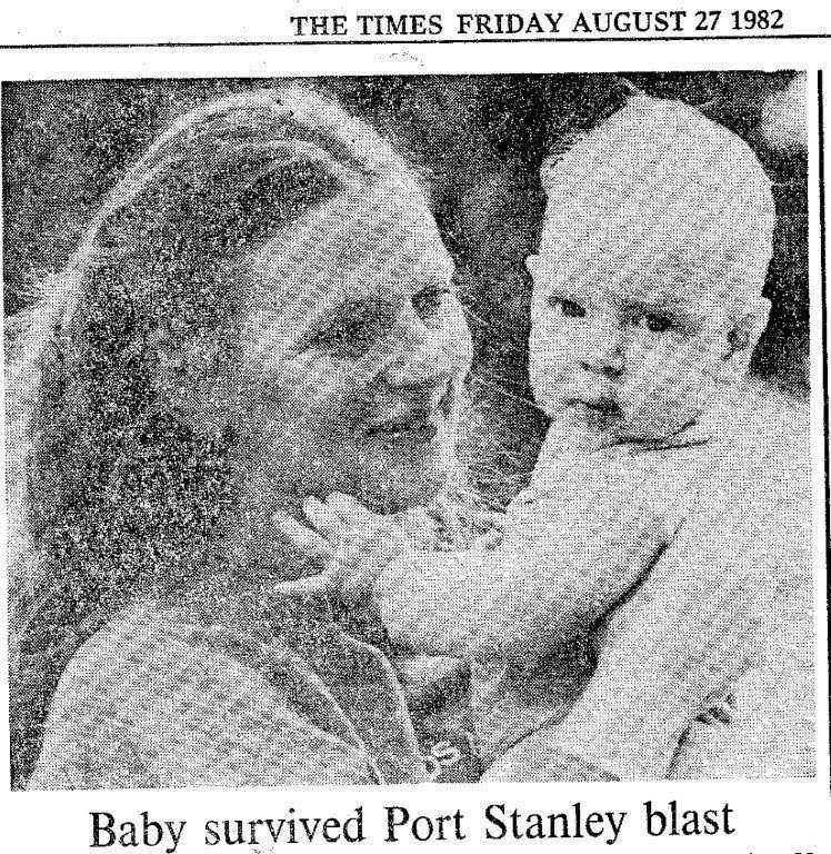 Verónica Fowler en la portada de un diario de 1982: "Bebé que sobrevivió a la explosión de Port Stanley", decía el titular
