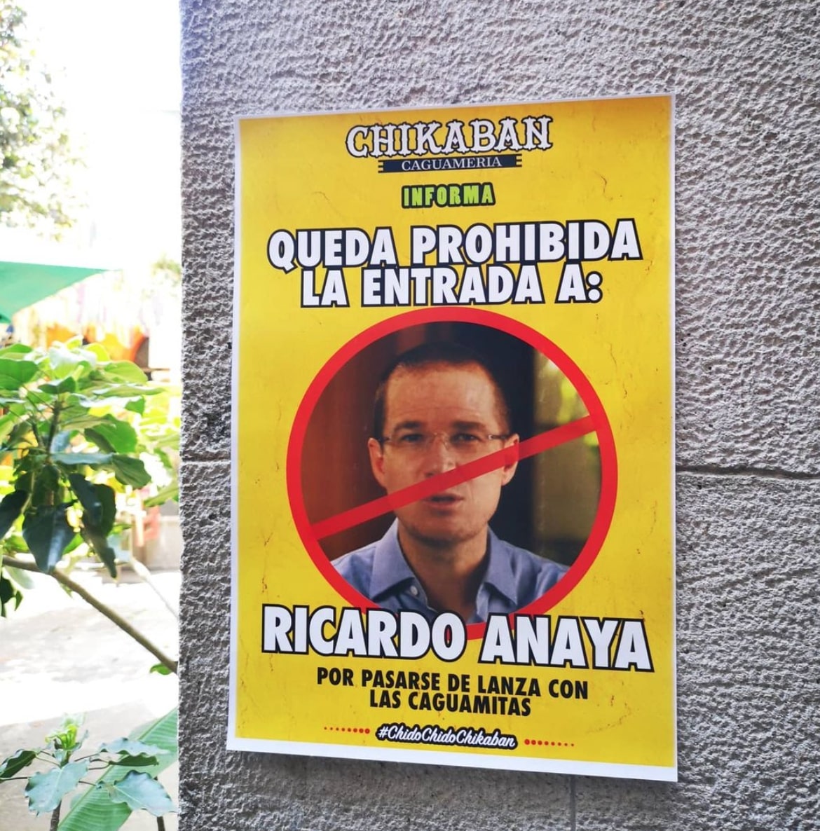 Con este cartel se dejó claro que Anaya no puede entrar (Foto: Instagram/soy_chikaban)