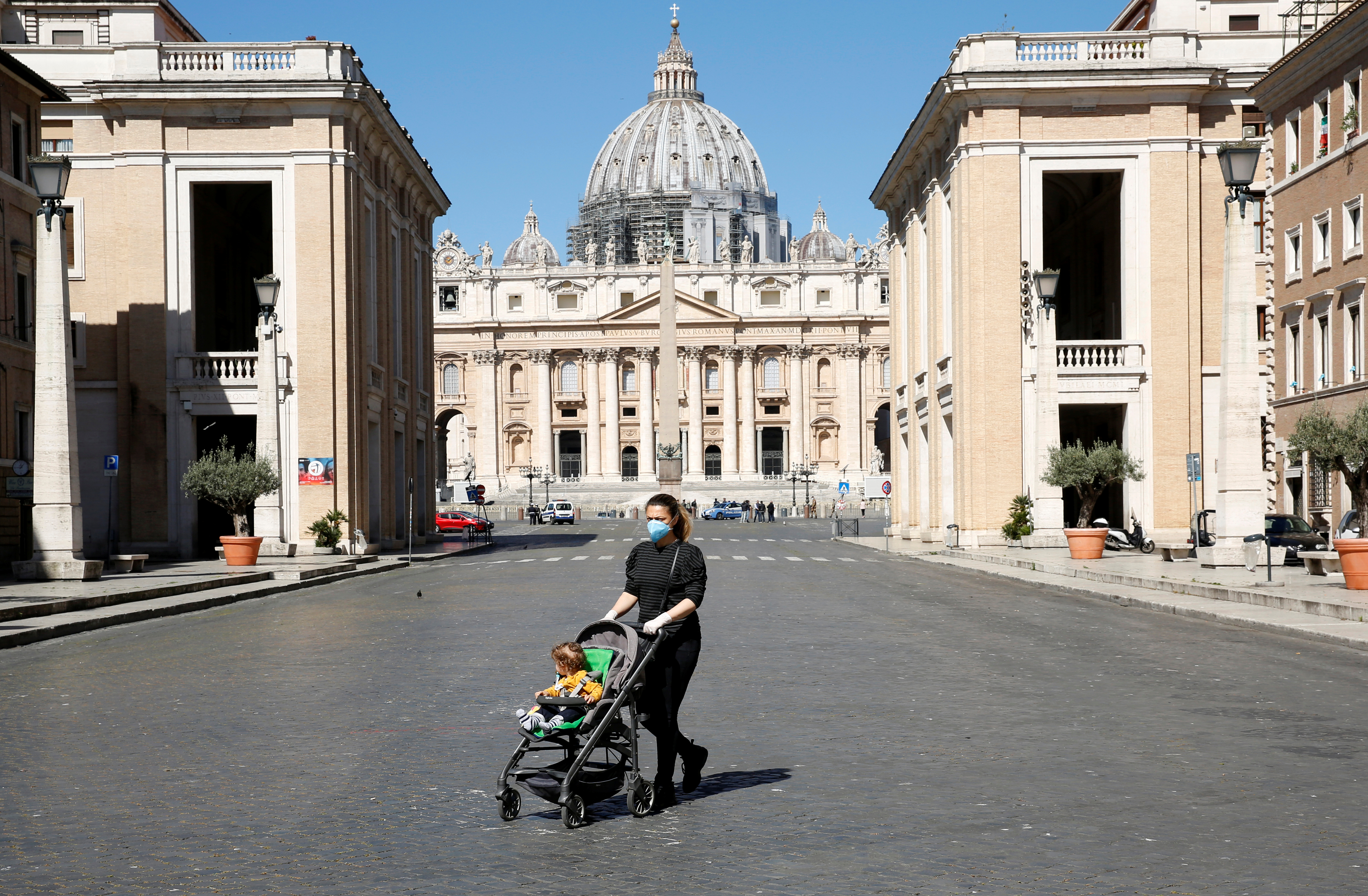 Una mujer y su bebé pasean por la Plaza San Pedro del Vaticano. Italia comienza su reapertura esta semana (Reuters)
