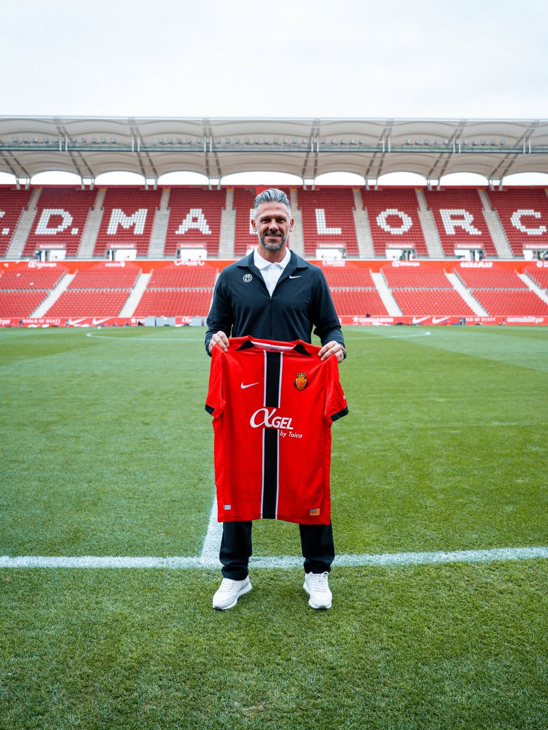 “Mejor Ministro de Economía del mundo”: la ovación que pidió Milei para Luis Caputo