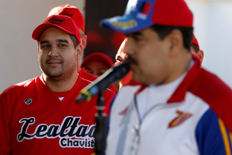 IMAGEN DE ARCHIVO. Nicolás Maduro Guerra, hijo del presidente venezolano Nicolás Maduro, observa a su padre mientras realiza una conferencia de prensa en Caracas, Venezuela. Enero 28, 2018. REUTERS/Marco Bello