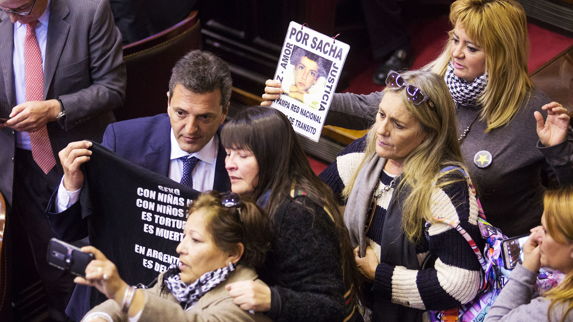 Familiares de víctimas del delito junto a Sergio Massa, uno de los impulsores de la Ley de Protección de Víctimas del Delito
