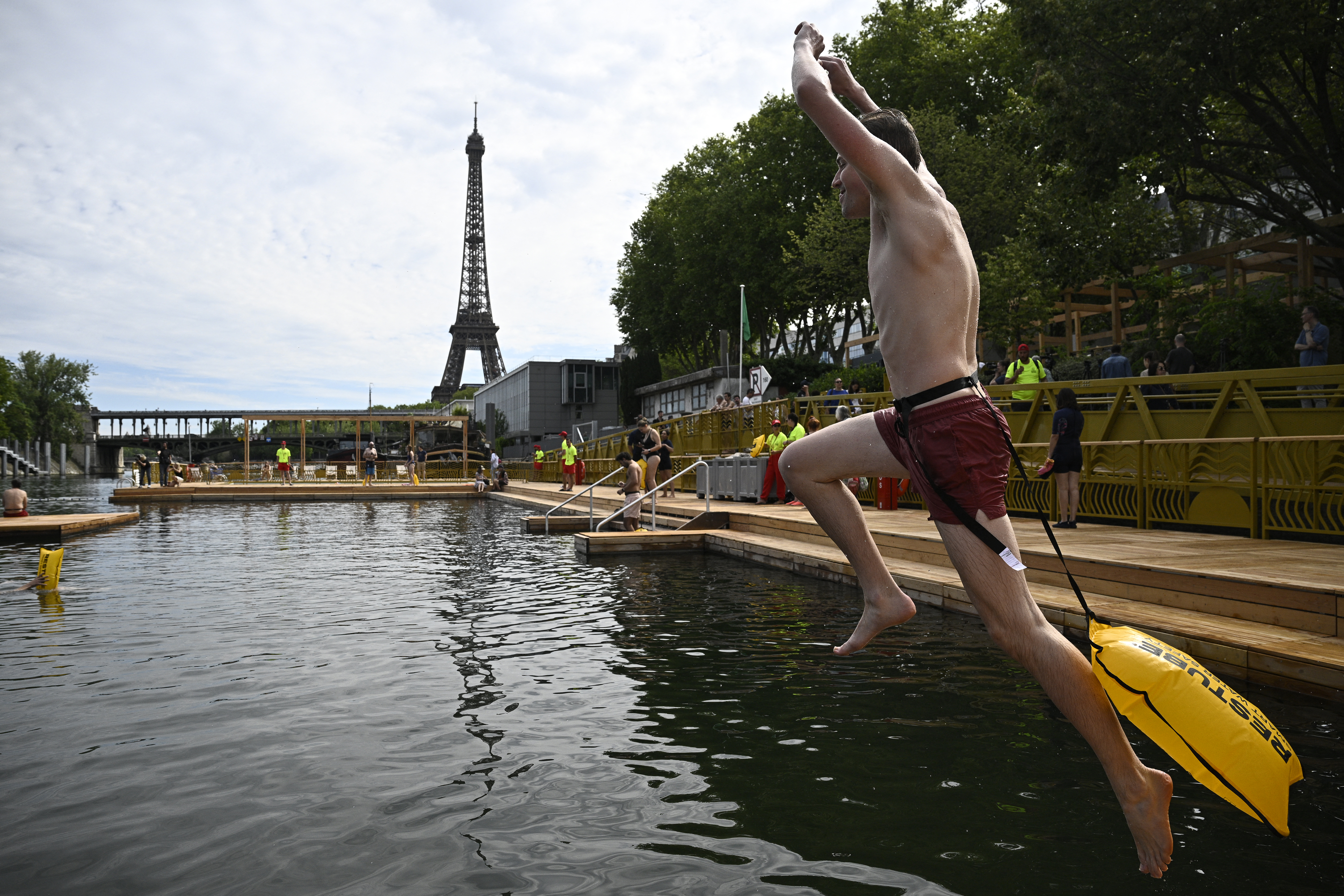 Ante el aumento de las temperaturas en Europa, los parisinos buscan alivio en las aguas del Sena