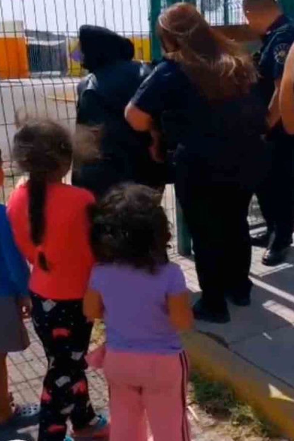 La roba niños siendo detenida por elementos de la Secretaria de Seguridad del Municipio de Querétaro. (Captura de video).