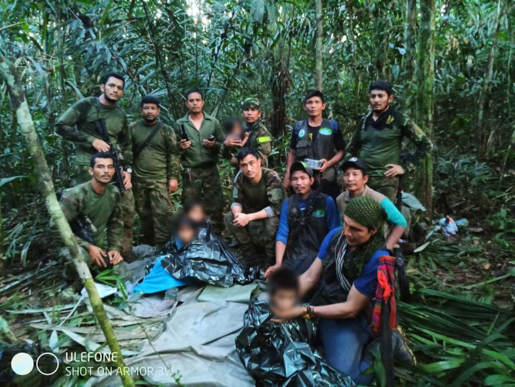 Esta fue una de las primeras imágenes de los cuatro menores encontrados en la selva, luego de 40 días de búsqueda. Los niños recibieron atenciones prioritarias debido a su estado de desnutrición. Foto Fuerzas Militares/Presidencia de la República.