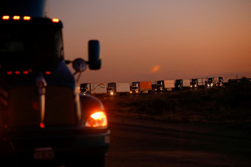 Camiones esperan en fila para cruzar a Estados Unidos en el Puente Internacional Jerónimo-Santa Teresa, en Ciudad Juárez (Foto: Reuters)