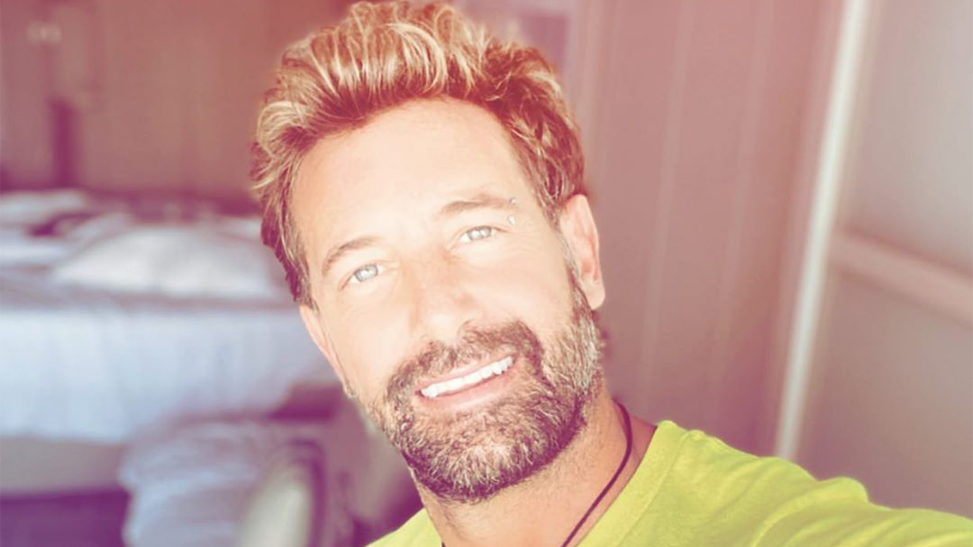 Tras la difusión del video íntimo, Gabriel Soto en conflicto por una piñata  con su figura - Infobae