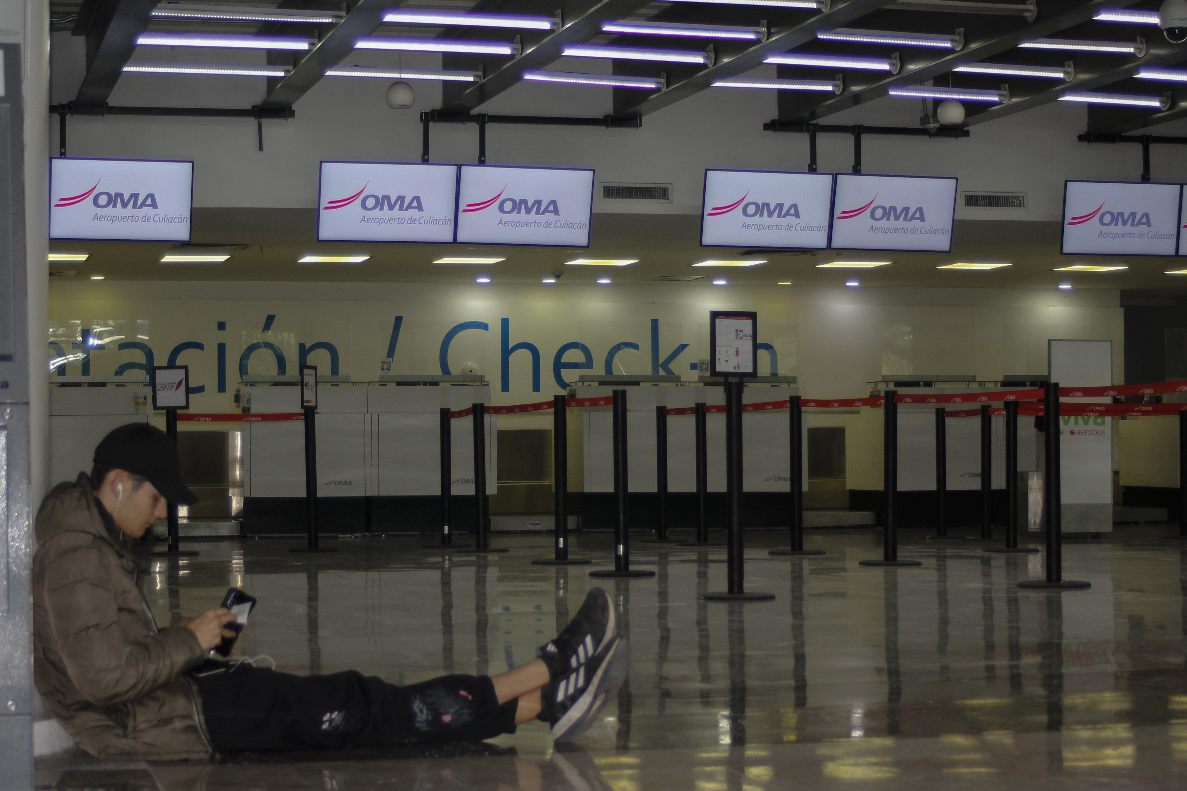 Un pasajero espera en una terminal vacía del aeropuerto en Culiacán.  (AP Foto/Martín Urista/Archivo)