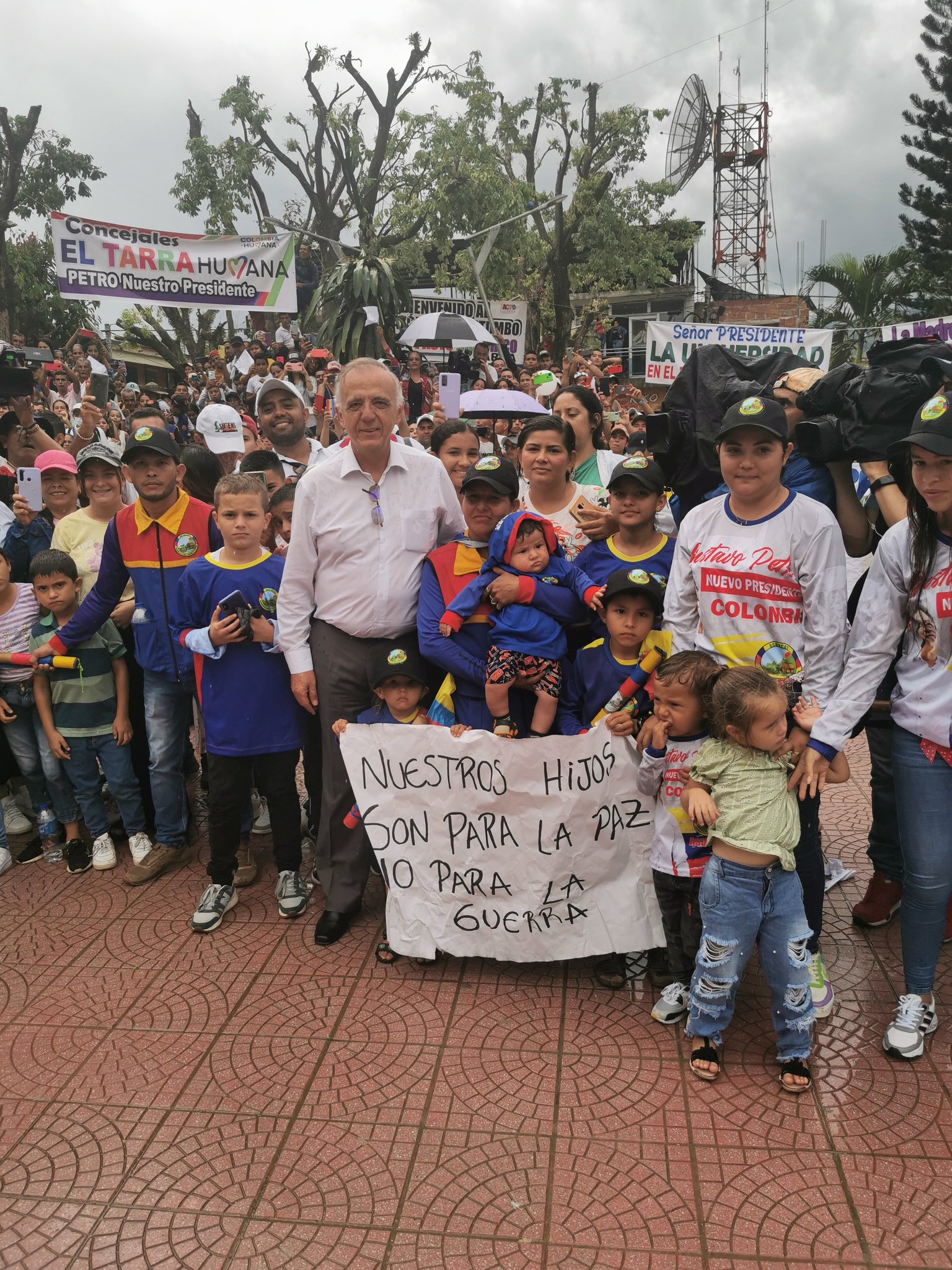 Ministro de Defensa, Iván Velásquez, en El Tarra, junto con niños y personas que esperaban al presidente Gustavo Petro.