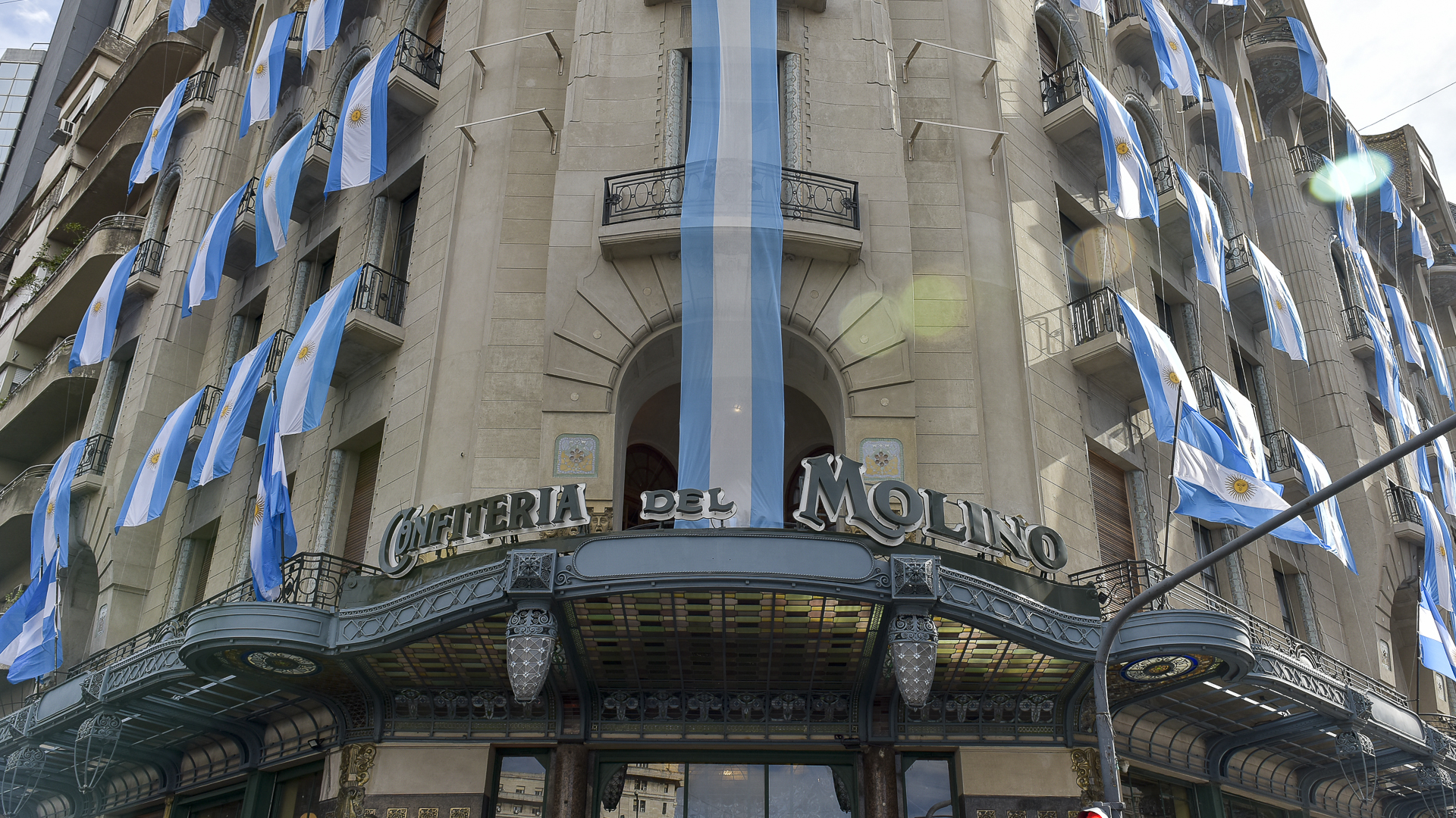 Para la ocasión, la fachada de la confitería del Molino se cubrió de banderas argentinas. Este edificio fue inaugurado el 9 de julio de 1916 (Gustavo Gavotti)