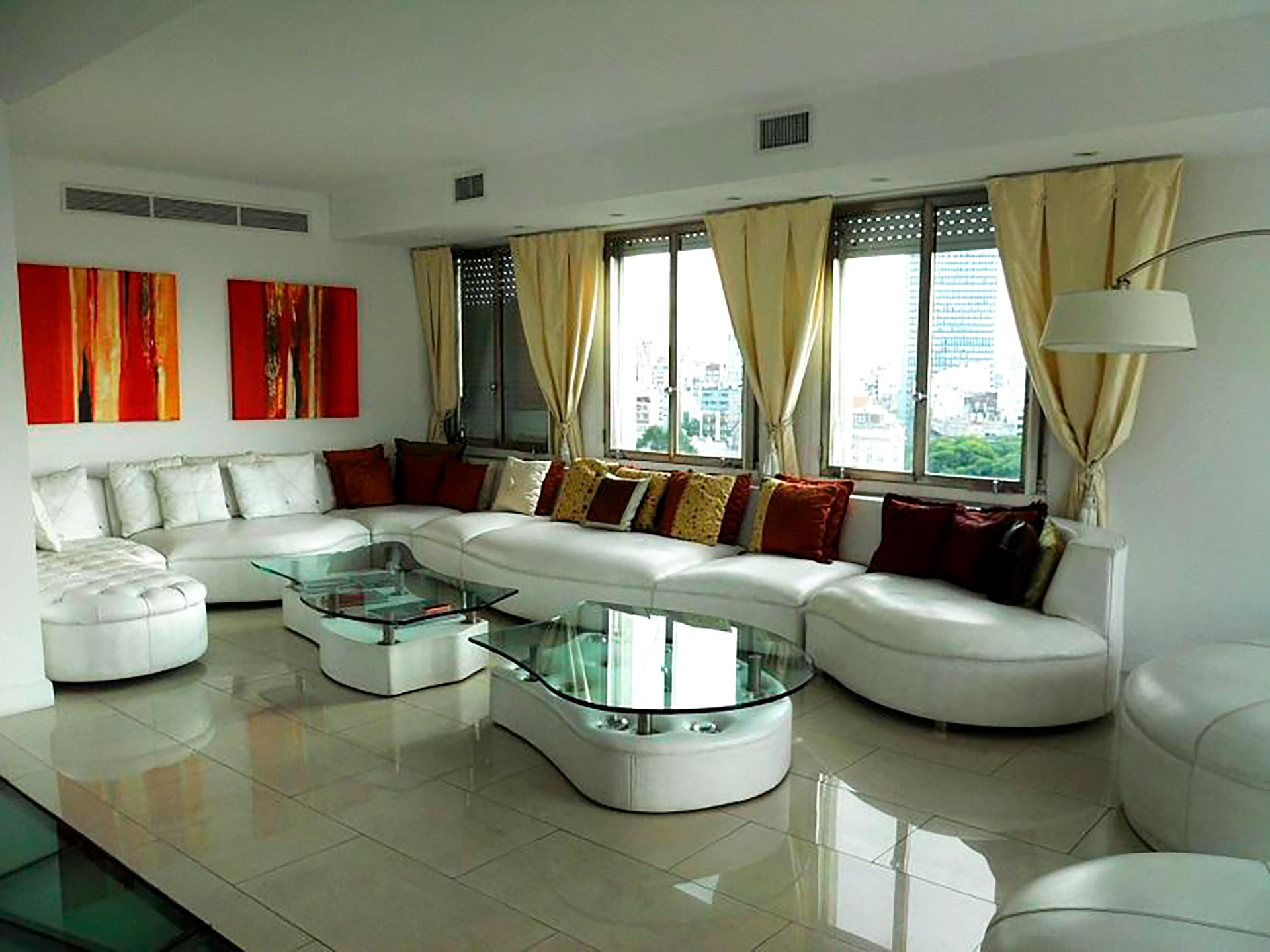 El living de uno de los departamentos más lujosos del inmueble (Patagonia Synergia)