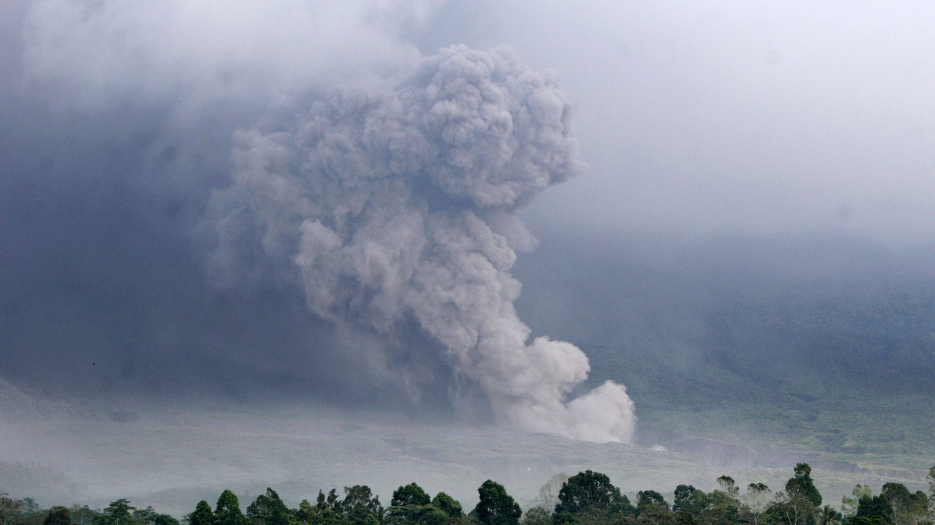El flujo piroclástico desciende por la ladera del monte Semeru durante una erupción el domingo 4 de diciembre de 2022 en Lumajang, Java Oriental, Indonesia. El volcán más alto de Indonesia en la isla de Java más densamente poblada del país entró en erupción el domingo. (Foto AP)
